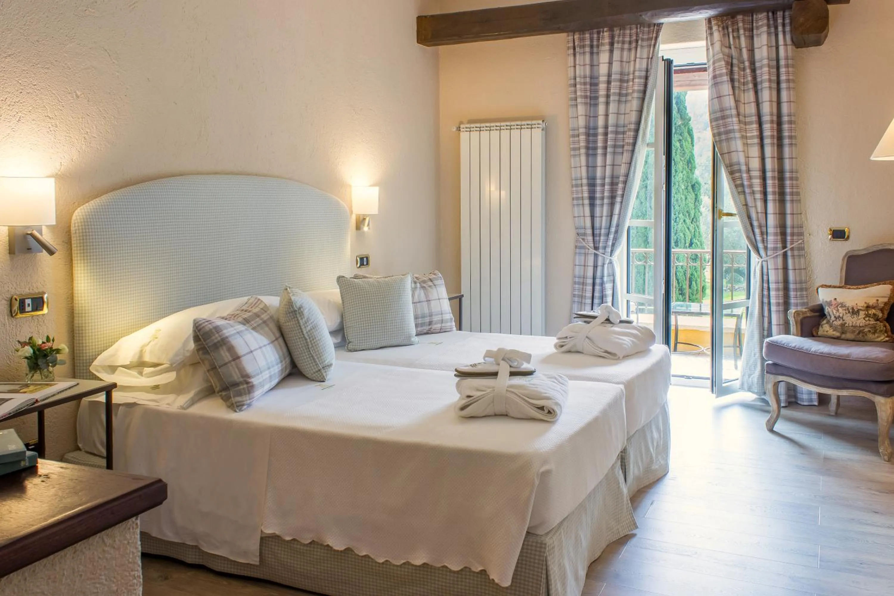 Photo of the whole room, Bed in La Meridiana ReIais & Chateaux