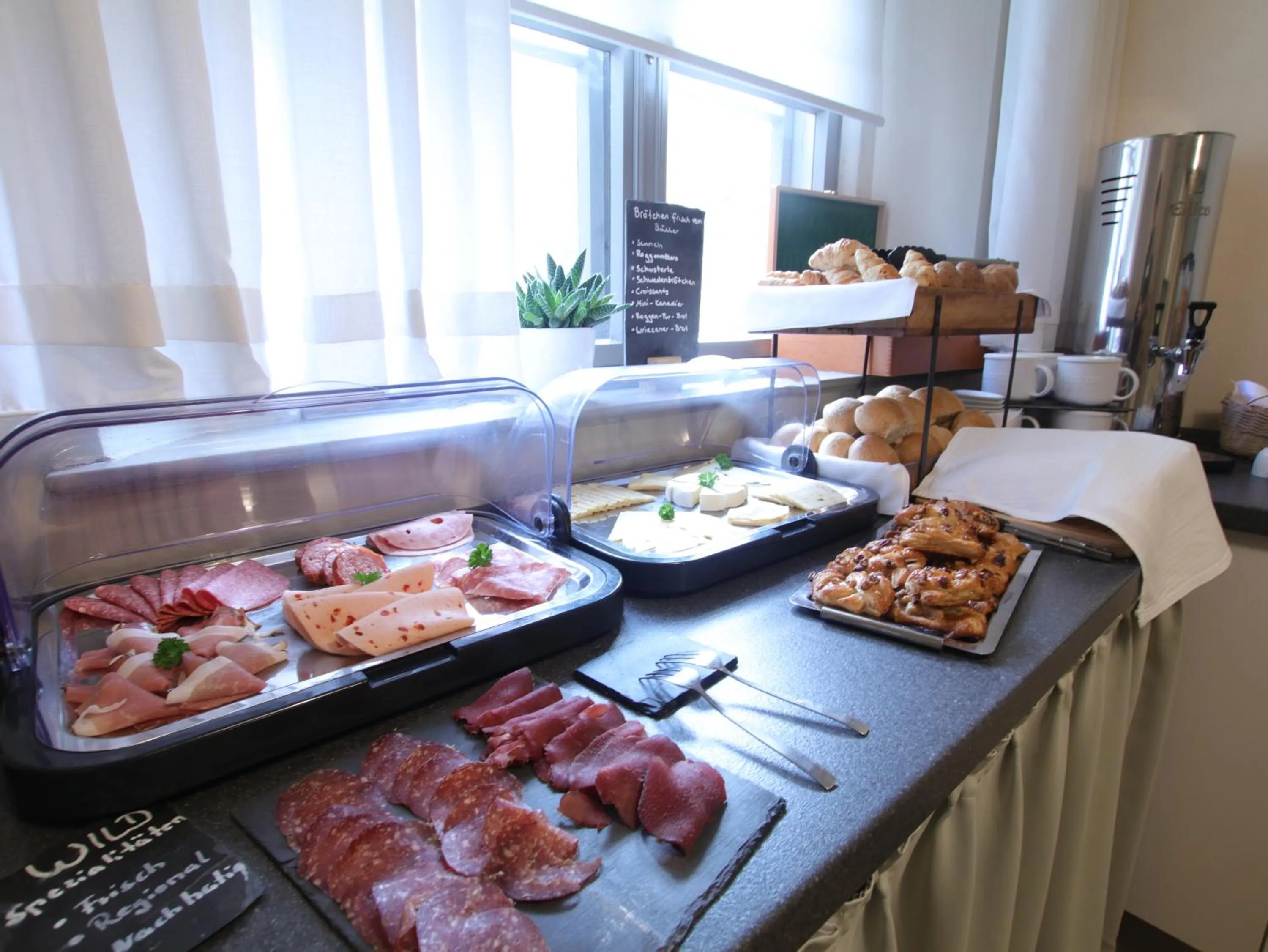 Breakfast in Hotel Cranach-Herberge City Centre