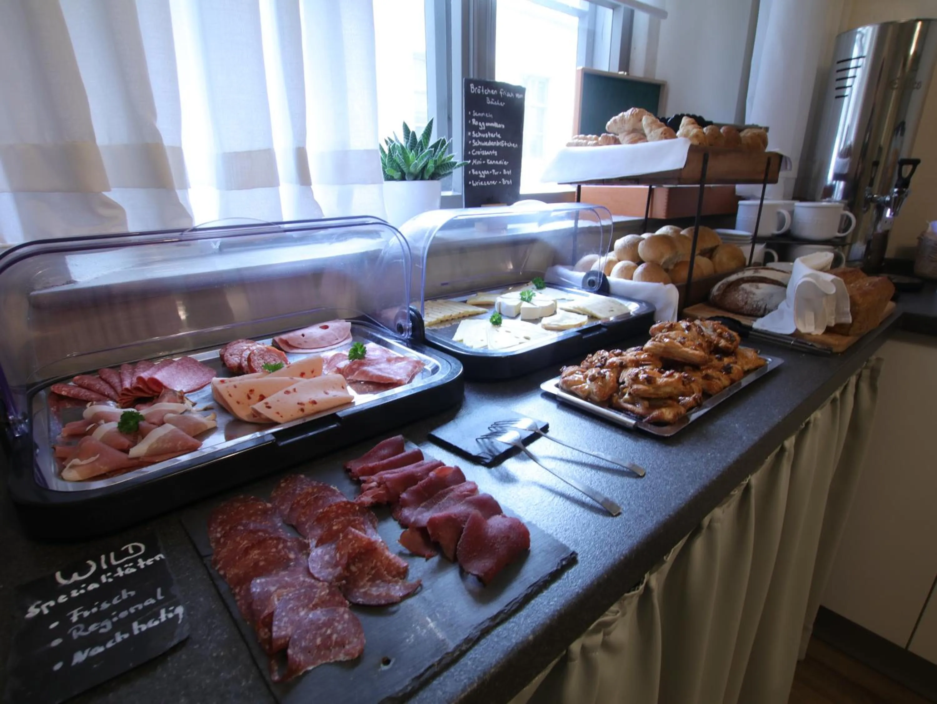 Breakfast in Hotel Cranach-Herberge City Centre