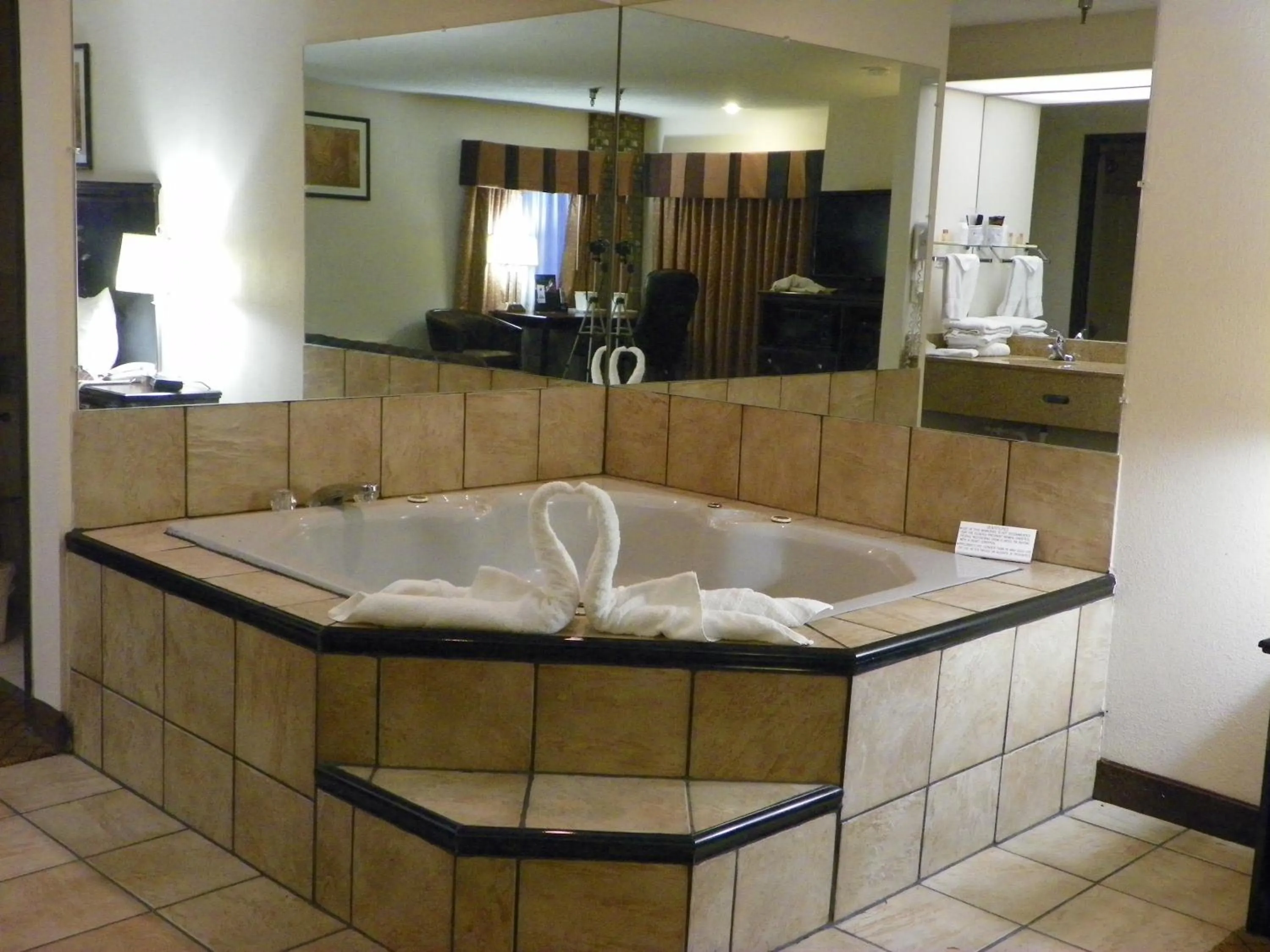 Bed in Royalton Inn & Suites Upper Sandusky