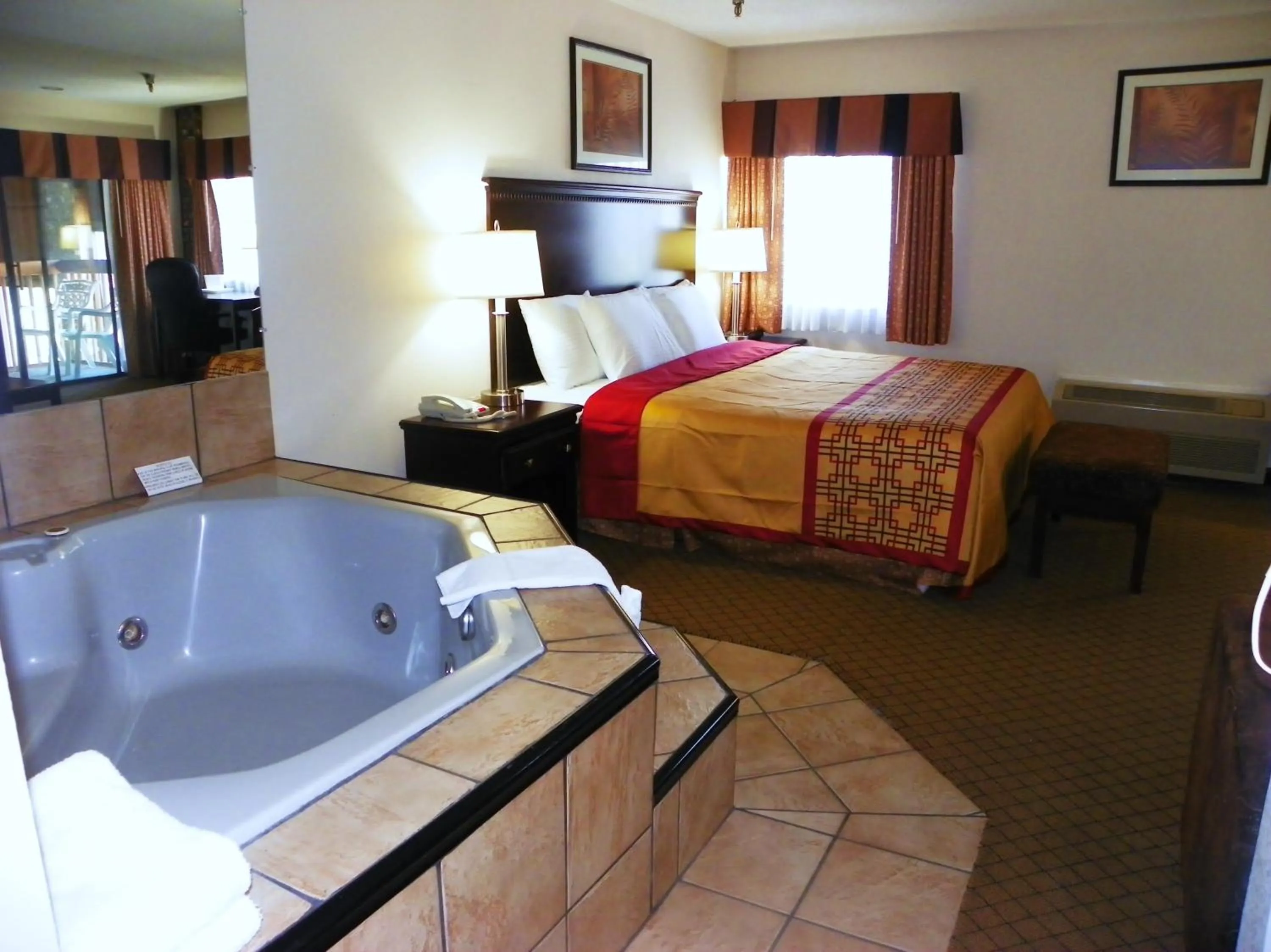 Bed in Royalton Inn & Suites Upper Sandusky