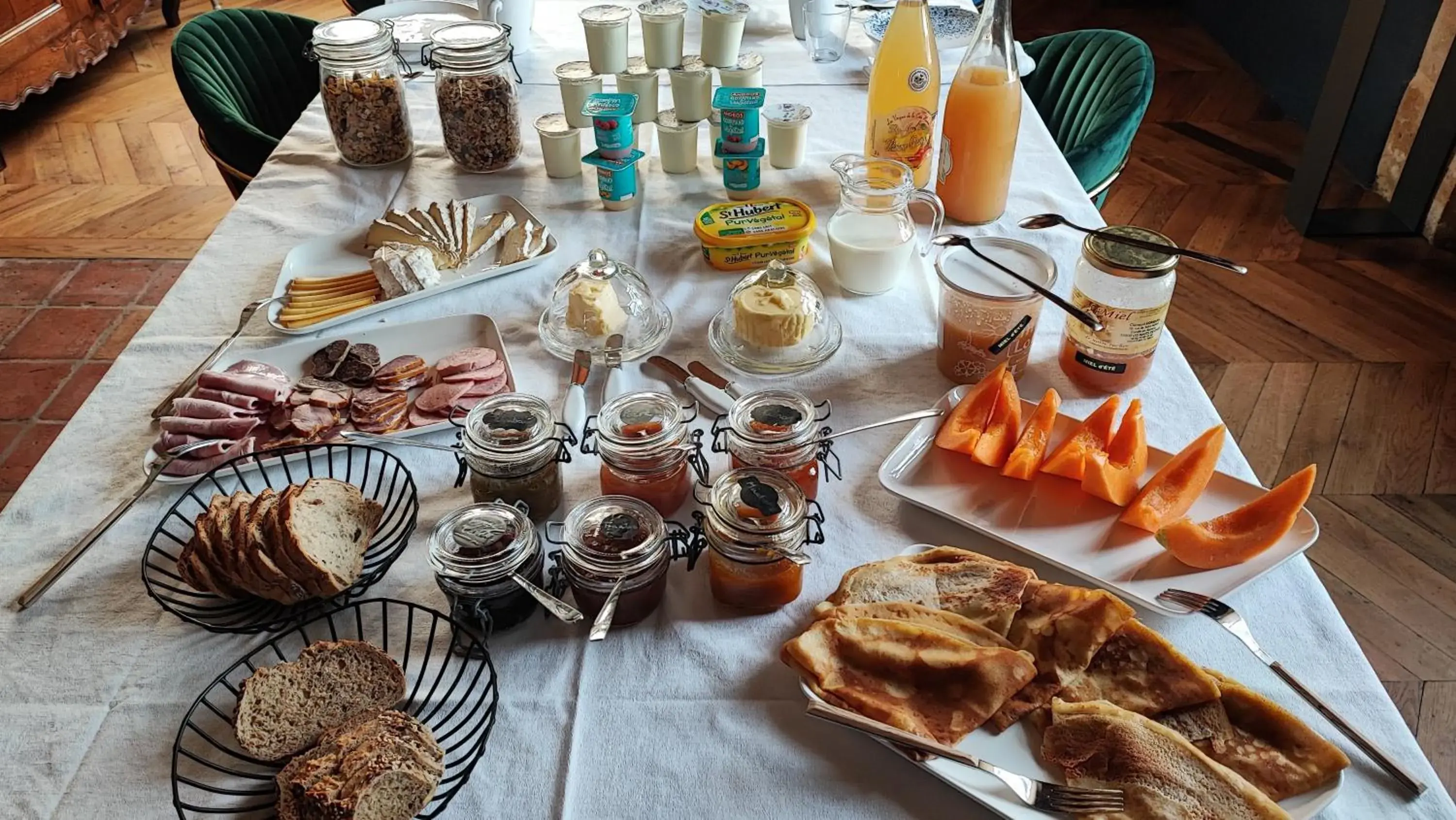 Breakfast in La Maison Forte Breakfast in La Maison Forte