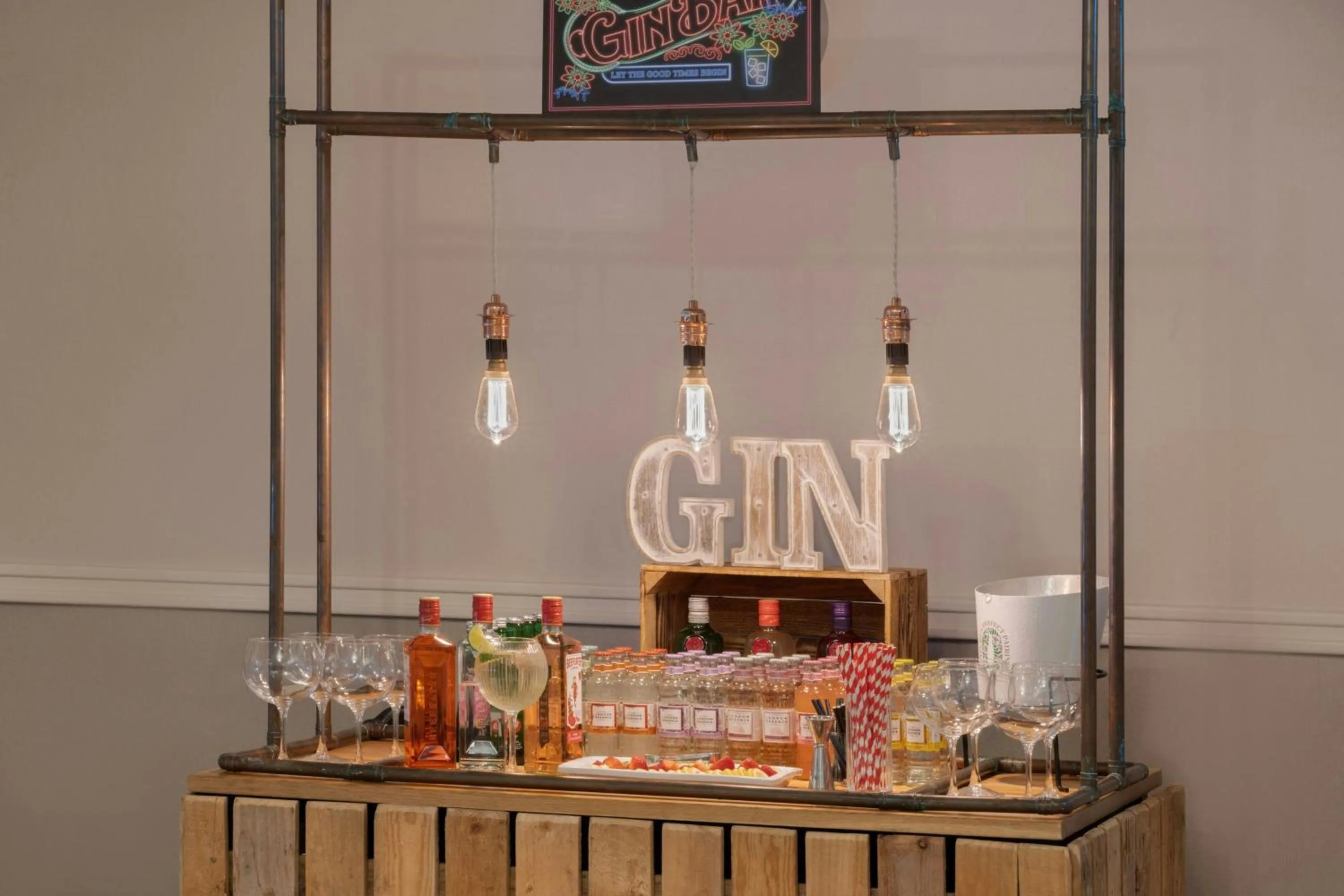 Lounge or bar in Delta Hotels by Marriott Tudor Park Country Club