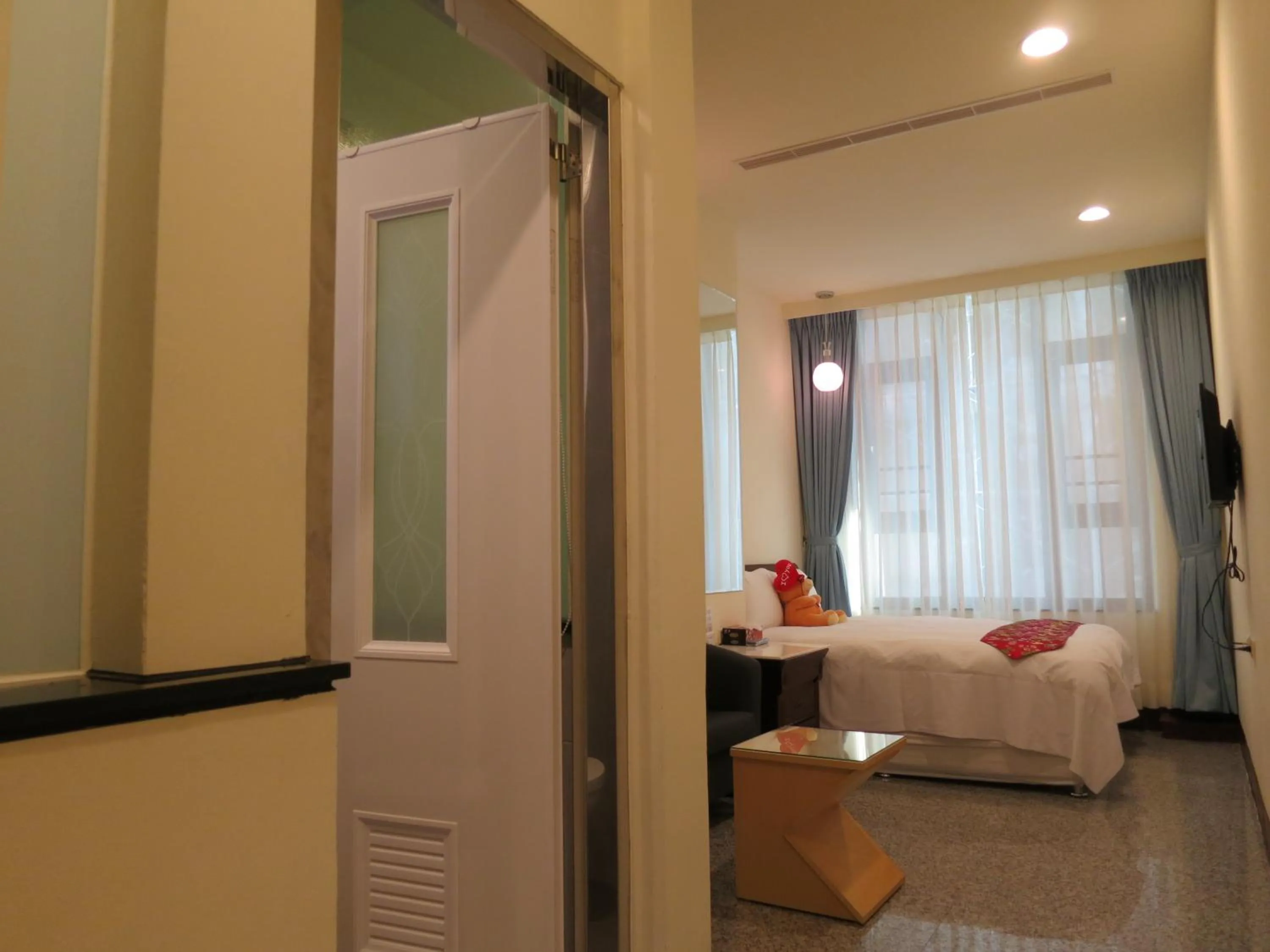 Photo of the whole room, Bed in Sun Moon Lake Crown Yu Hotel