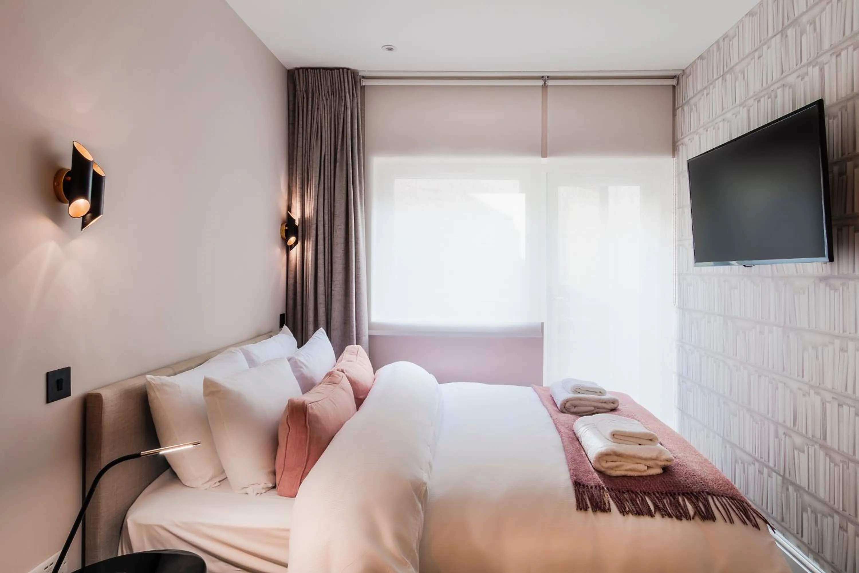 Bed in The Knaresborough by Nestor