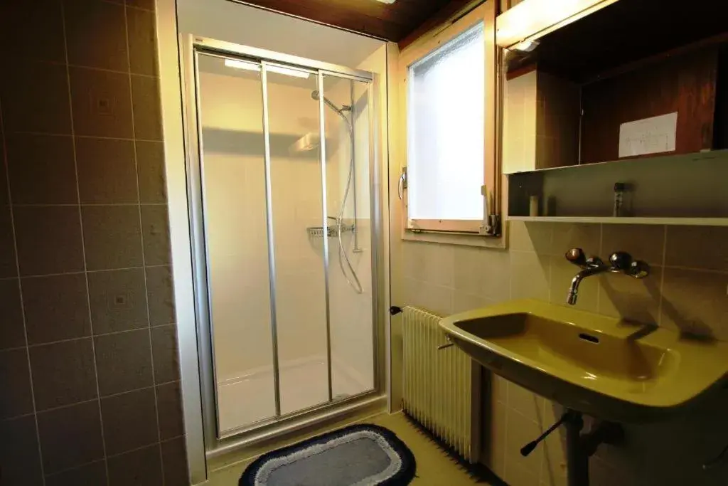 Triple Room in Hotel-Restaurant Alpina Triple Room in Hotel-Restaurant Alpina