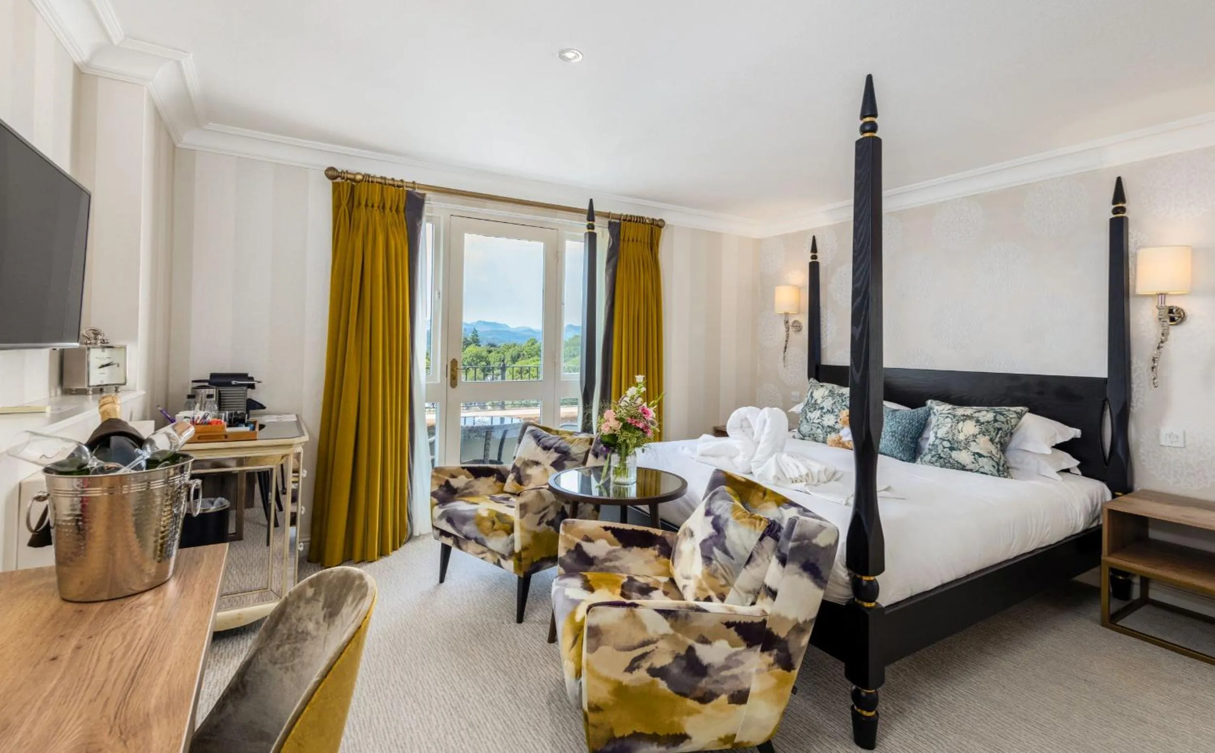 View (from property/room), Bed in Windermere Hillthwaite Hotel