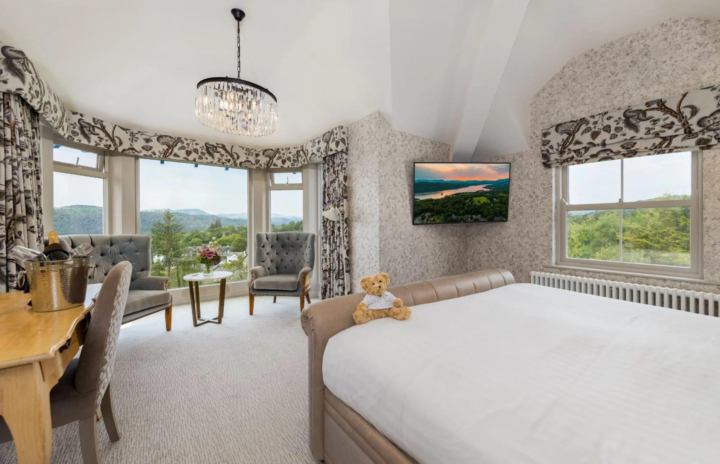 Mountain view, Bed in Windermere Hillthwaite Hotel