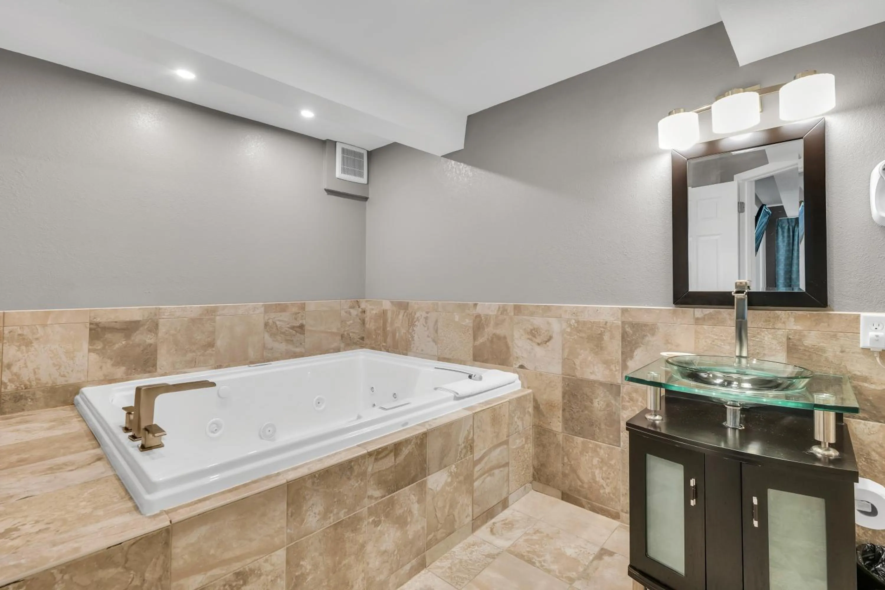 Bath in Eastlake Suites Hotel & Conference Center By OYO Urbana