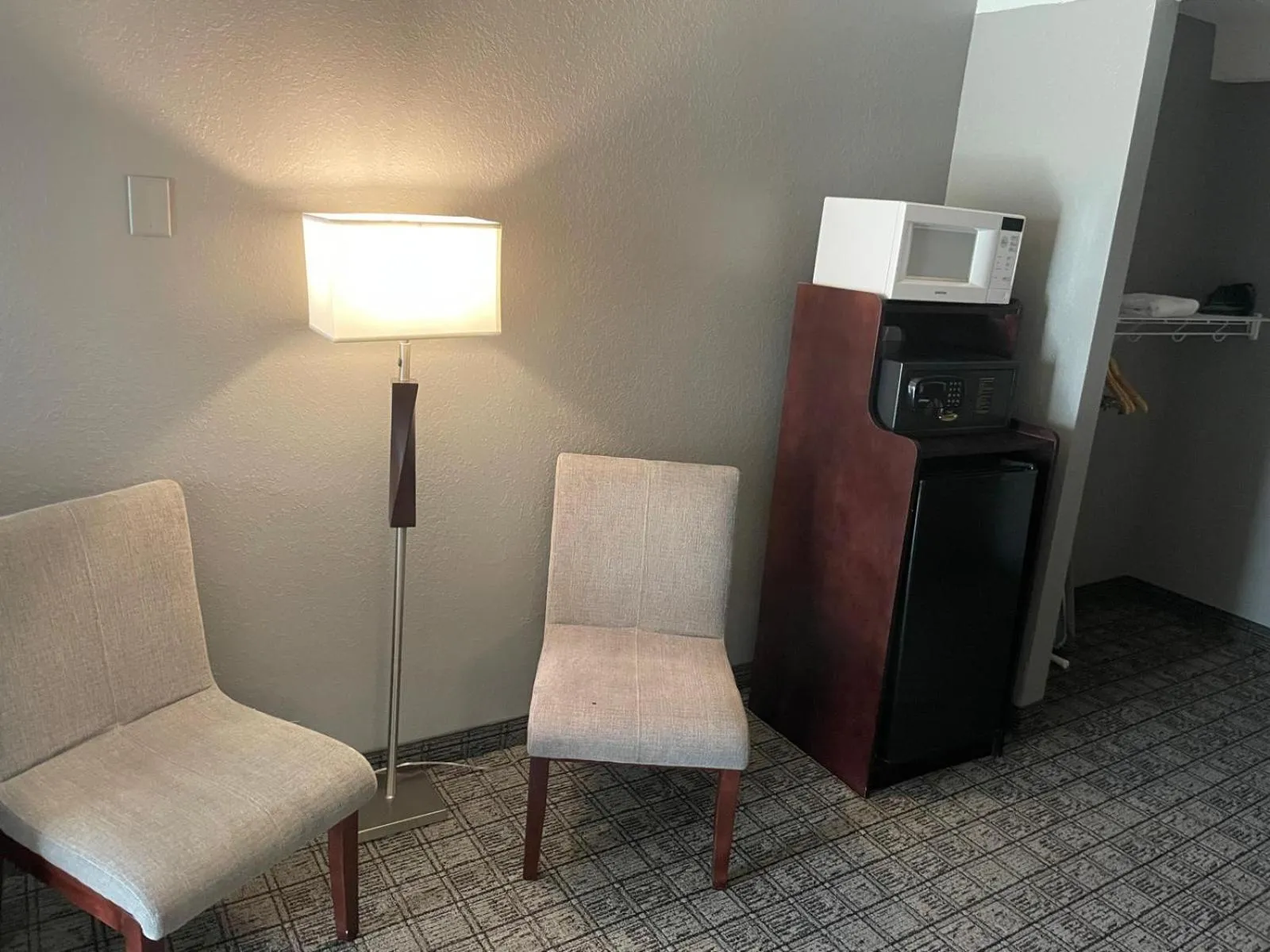 Seating area in Eastlake Suites Hotel & Conference Center By OYO Urbana