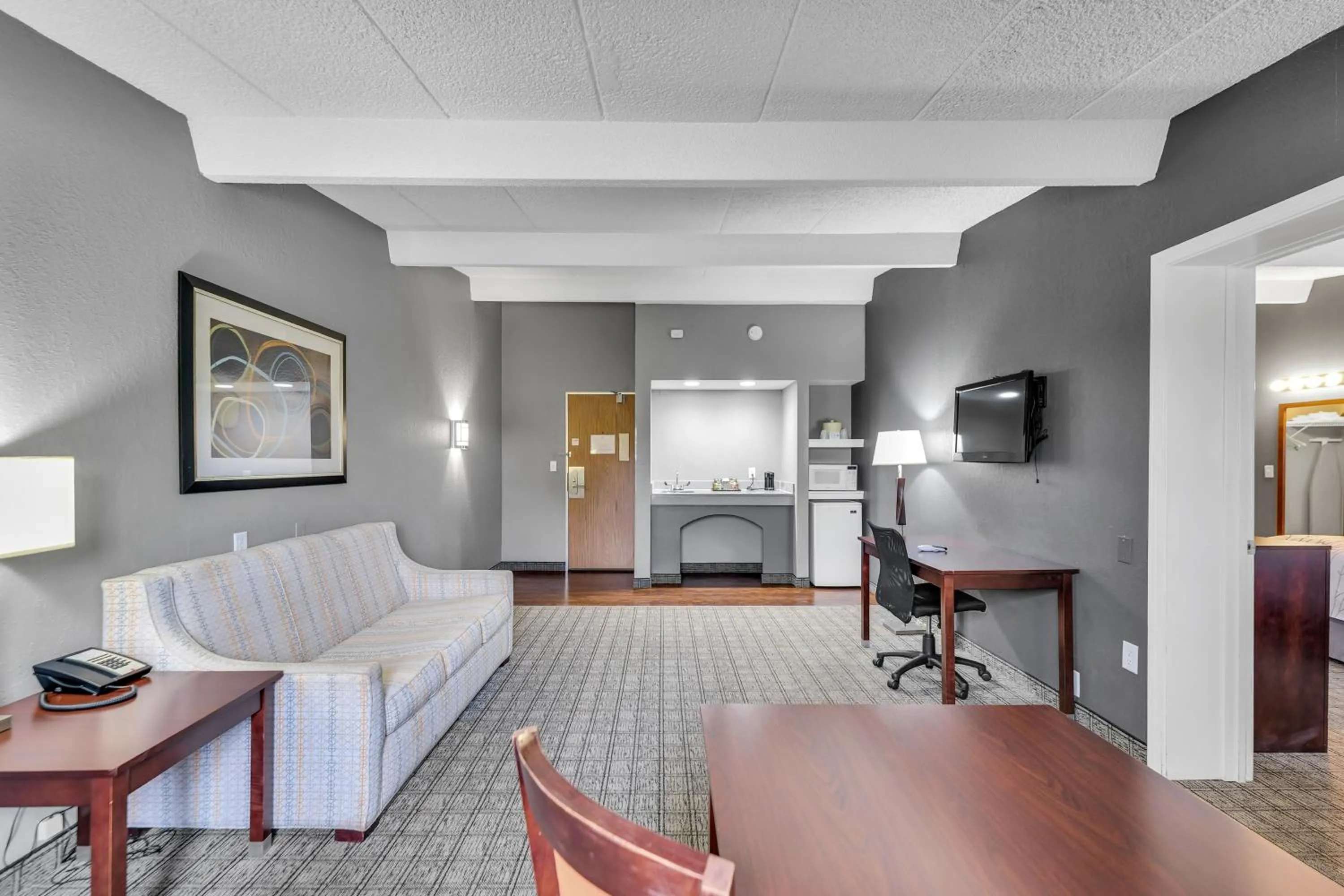 Bedroom in Eastlake Suites Hotel & Conference Center By OYO Urbana