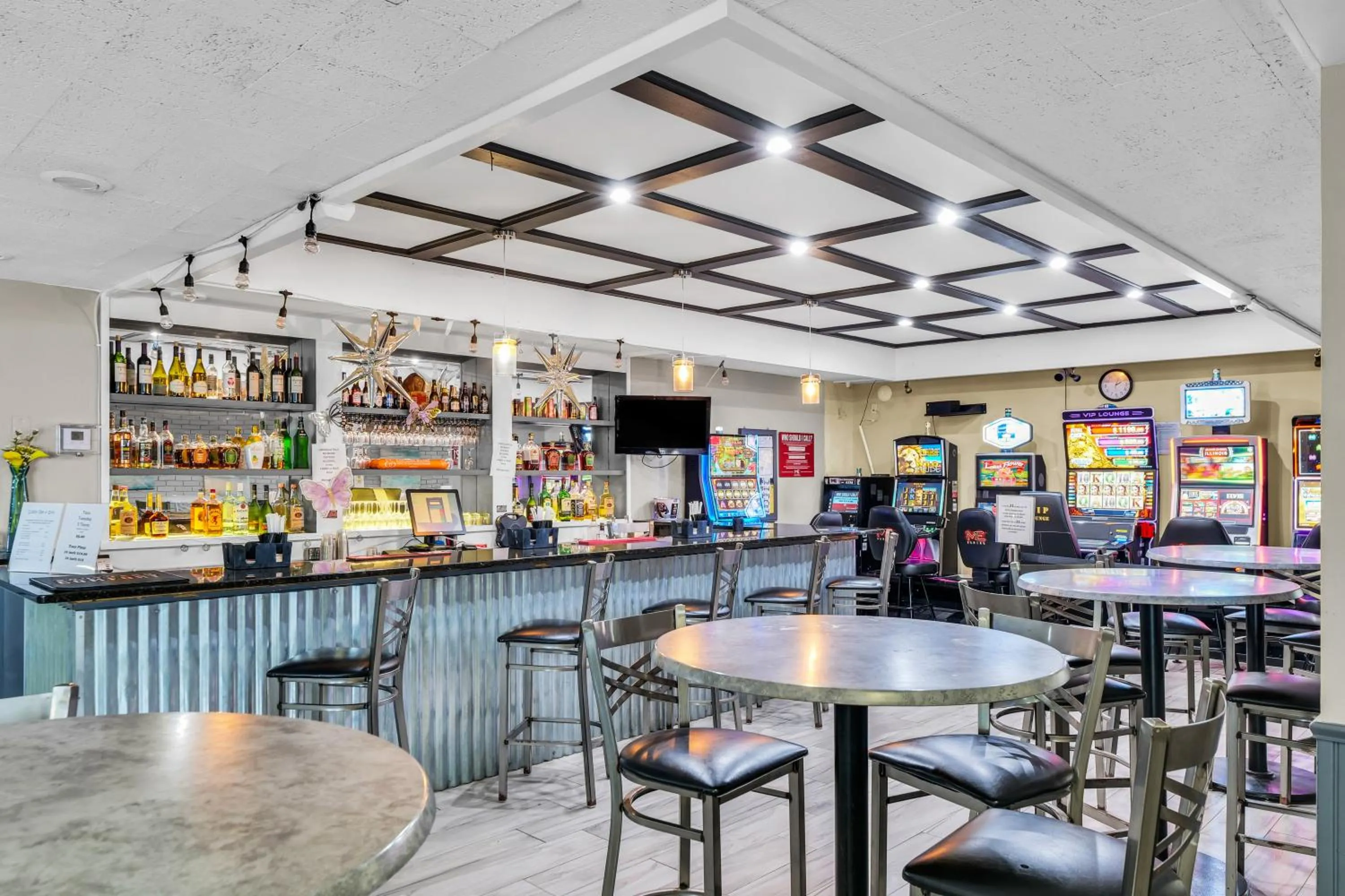 Lounge or bar in Eastlake Suites Hotel & Conference Center By OYO Urbana