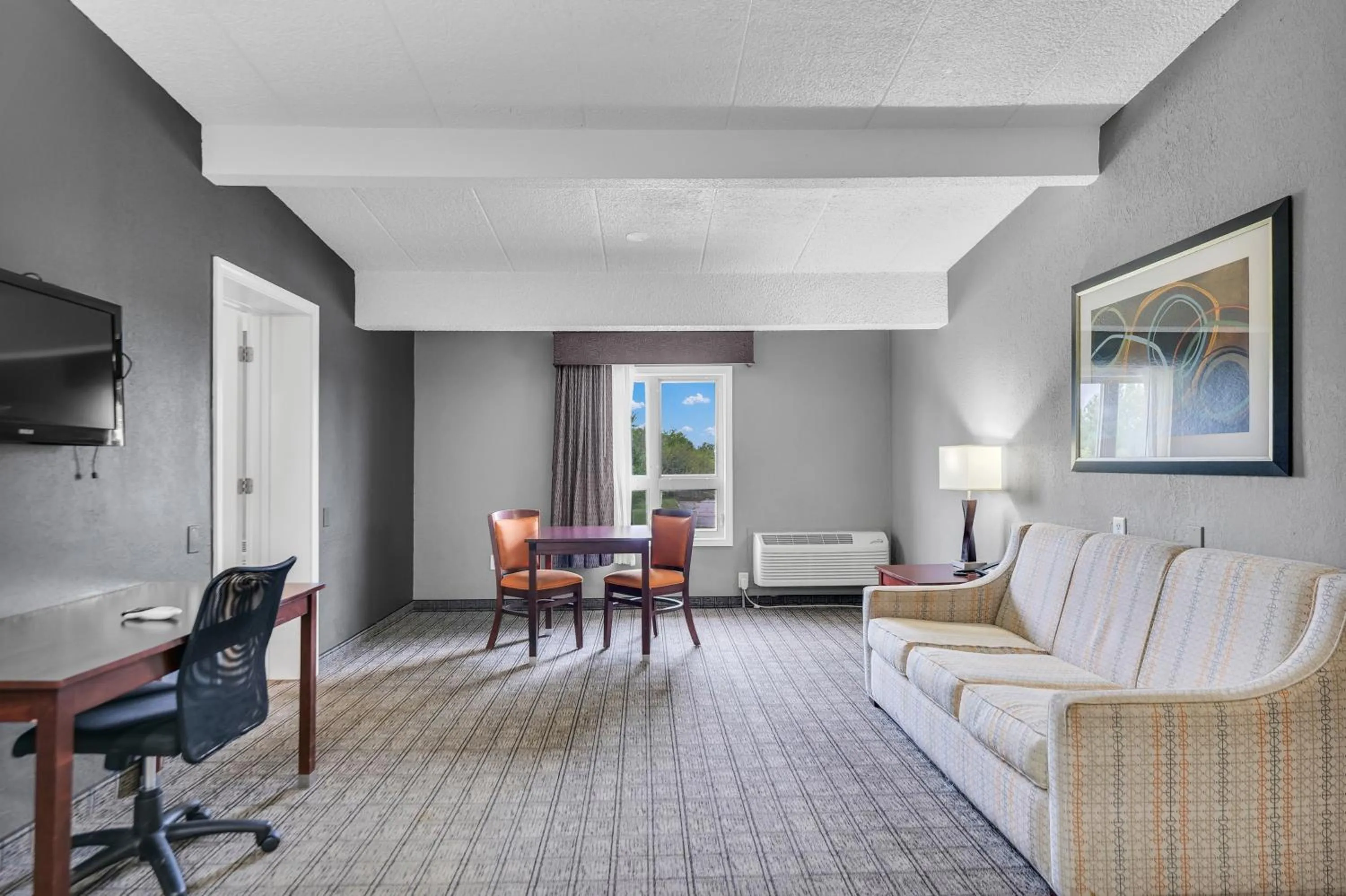 Seating area in Eastlake Suites Hotel & Conference Center By OYO Urbana