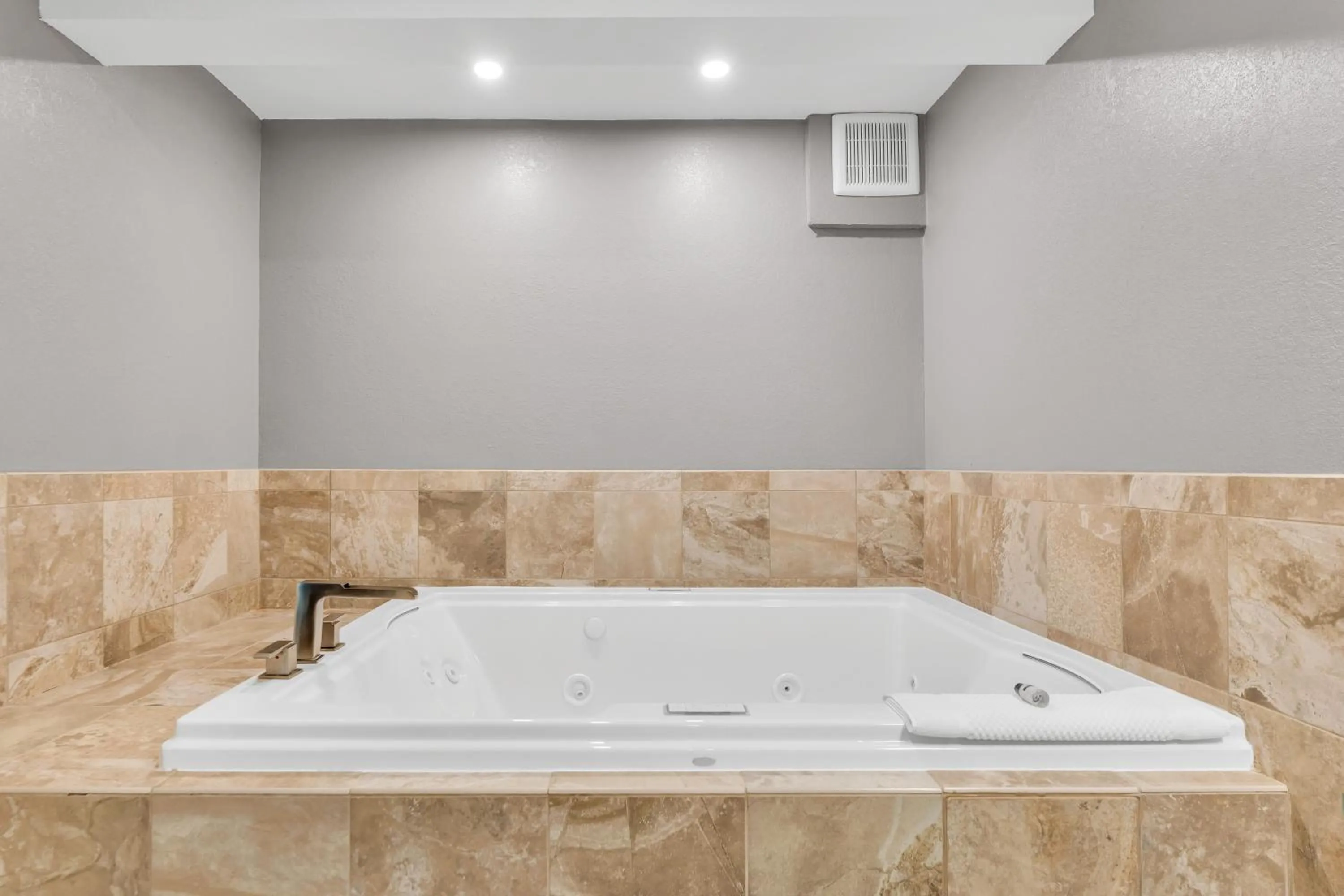 Bath in Eastlake Suites Hotel & Conference Center By OYO Urbana