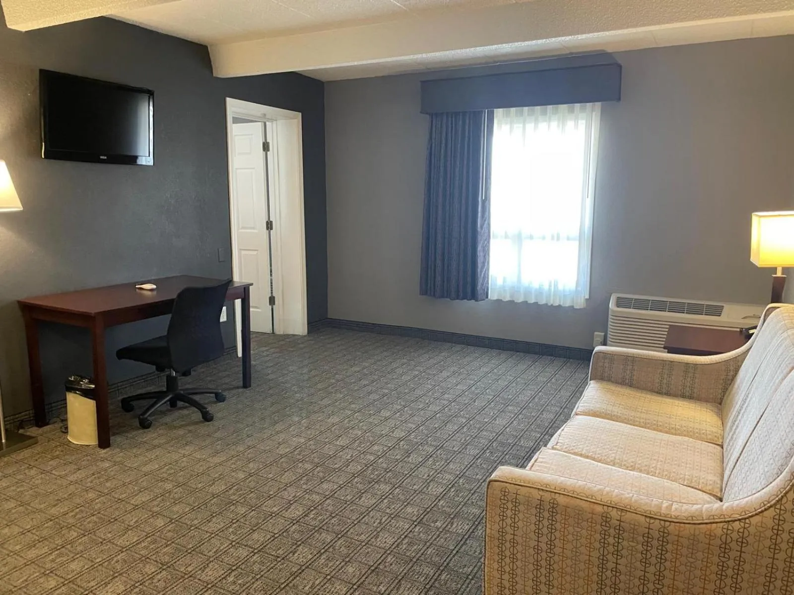 Seating area in Eastlake Suites Hotel & Conference Center By OYO Urbana