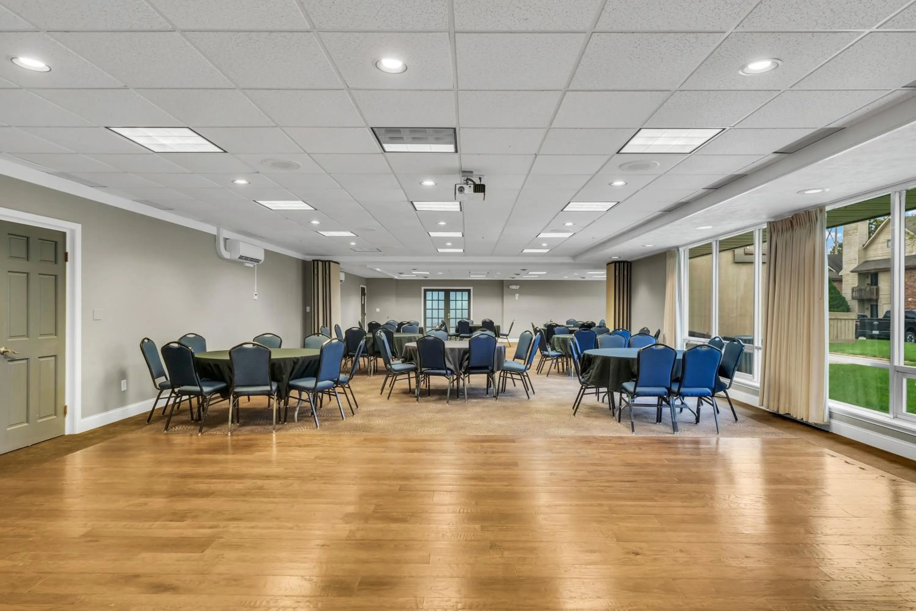 Meeting/conference room in Eastlake Suites Hotel & Conference Center By OYO Urbana