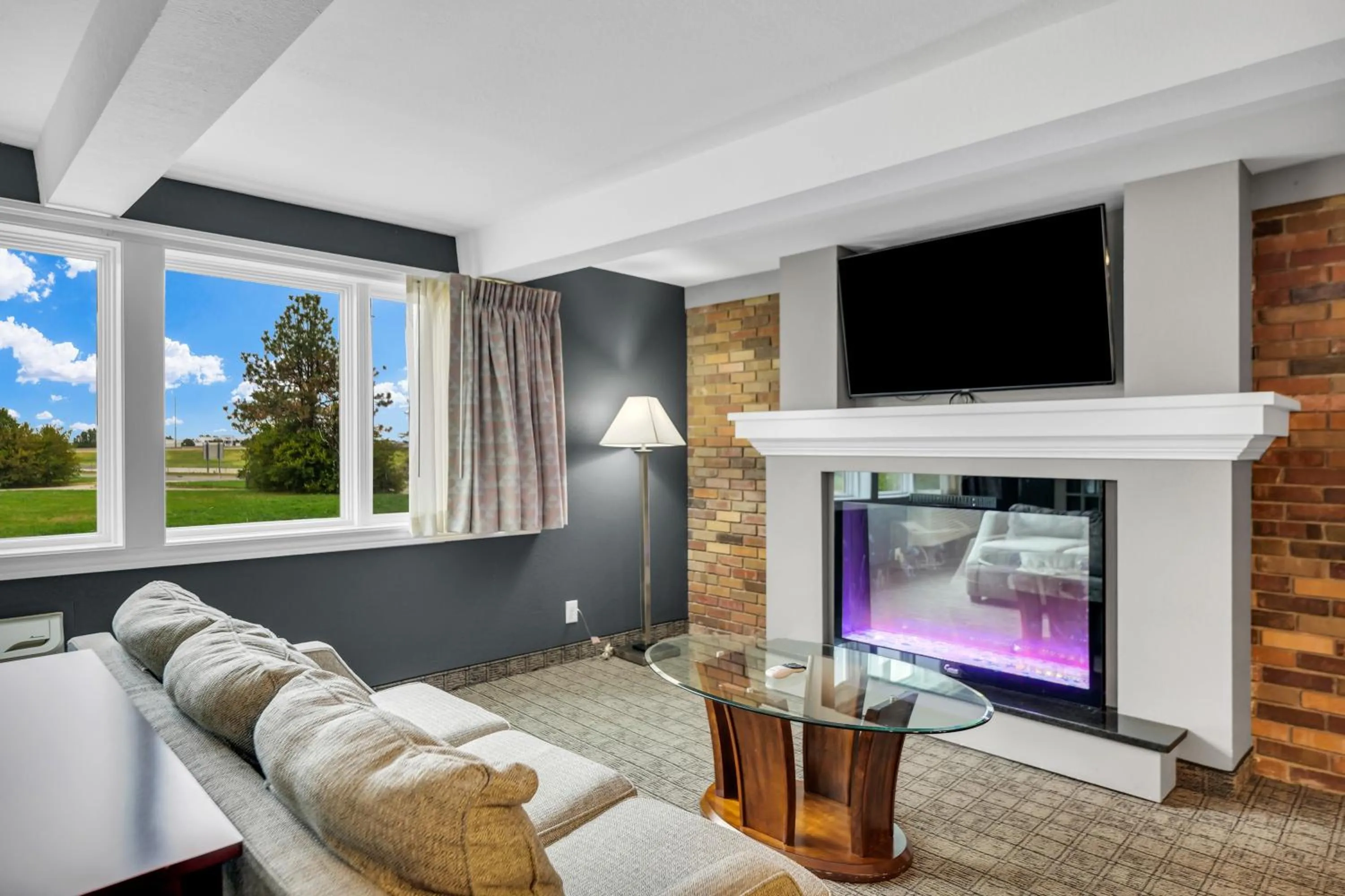 Seating area in Eastlake Suites Hotel & Conference Center By OYO Urbana