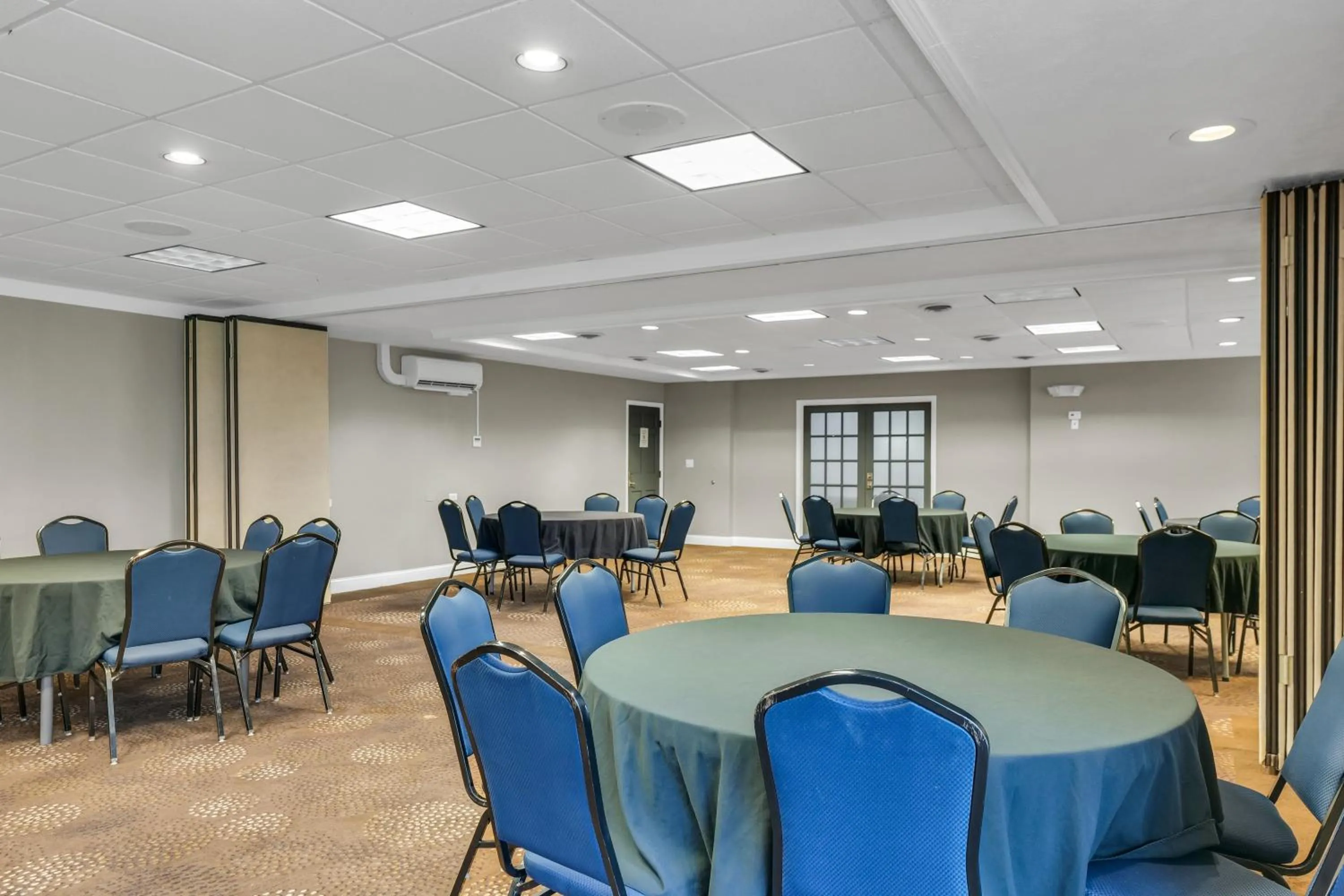 Meeting/conference room in Eastlake Suites Hotel & Conference Center By OYO Urbana