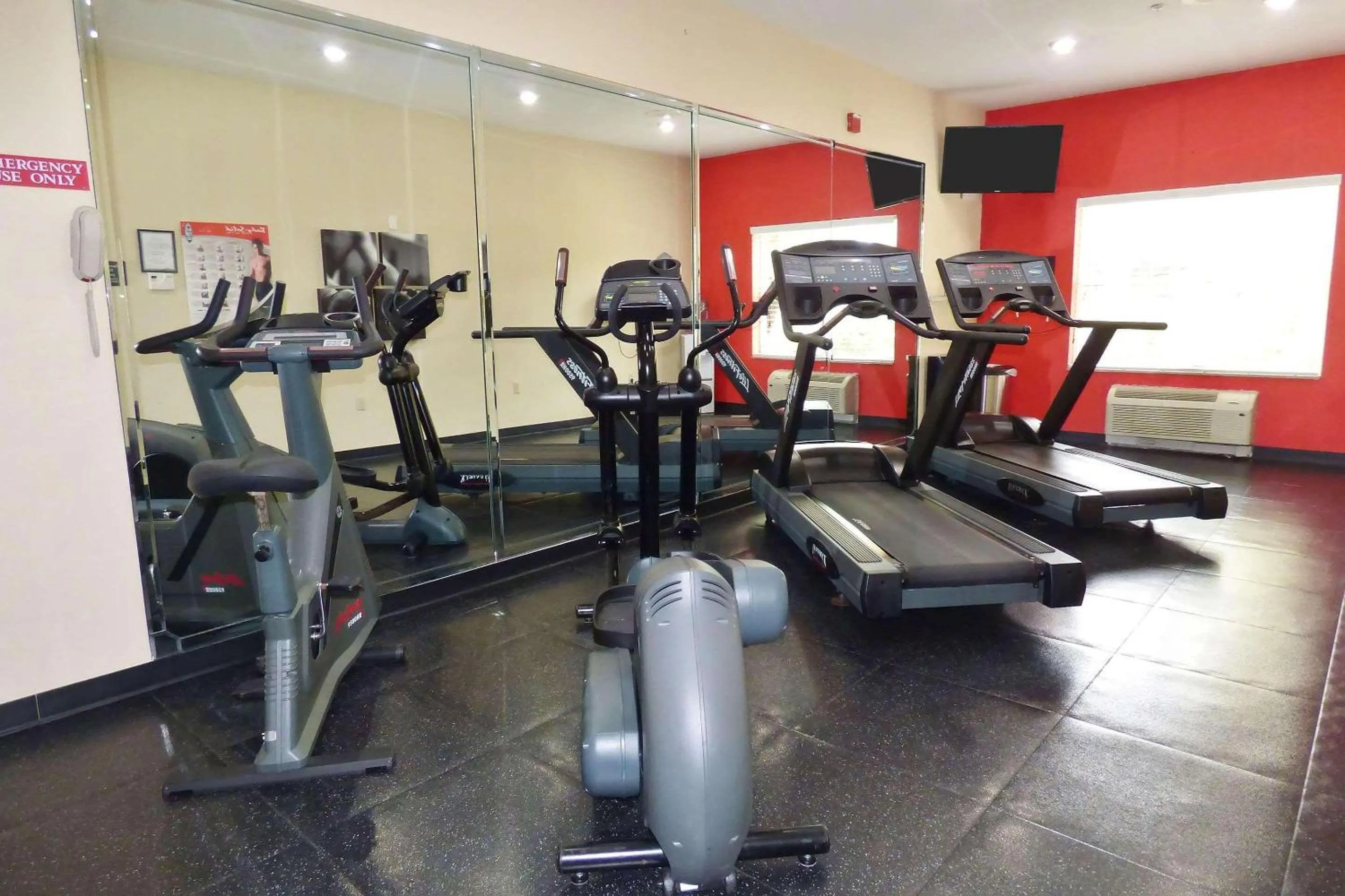 Fitness centre/facilities in Country Inn & Suites by Radisson, Tampa-Brandon, FL