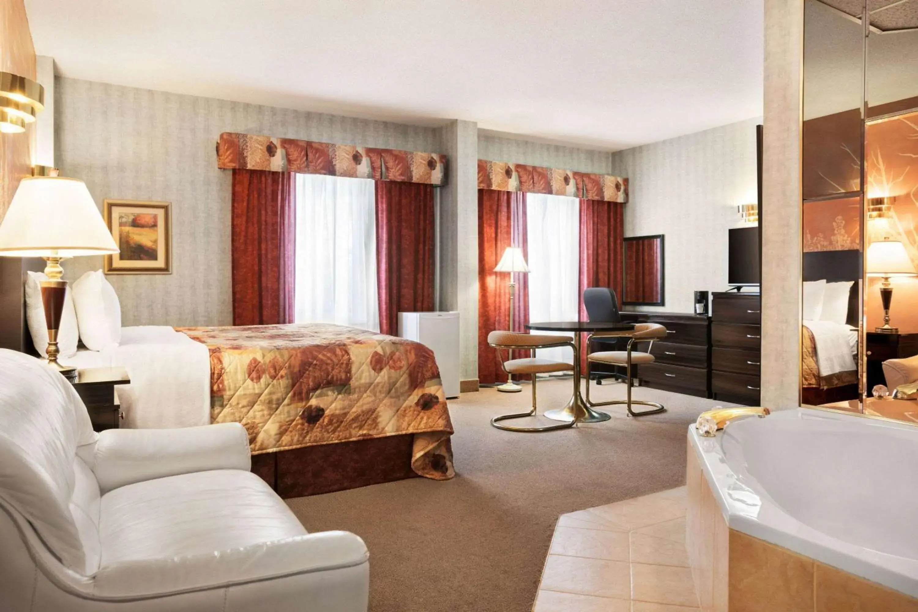 Hot Tub, Bed in Days Inn by Wyndham Ste. Helene-de-Bagot Hot Tub, Bed in Days Inn by Wyndham Ste. Helene-de-Bagot