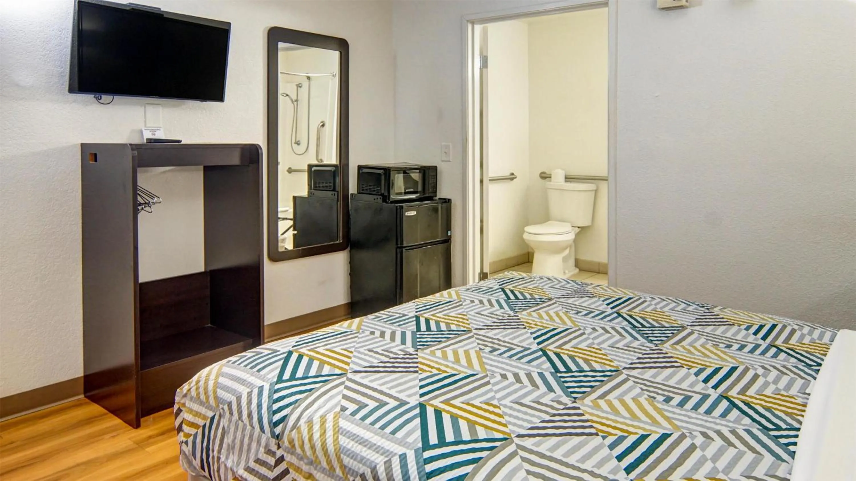 Bedroom, Bed in Motel 6-Longview, TX
