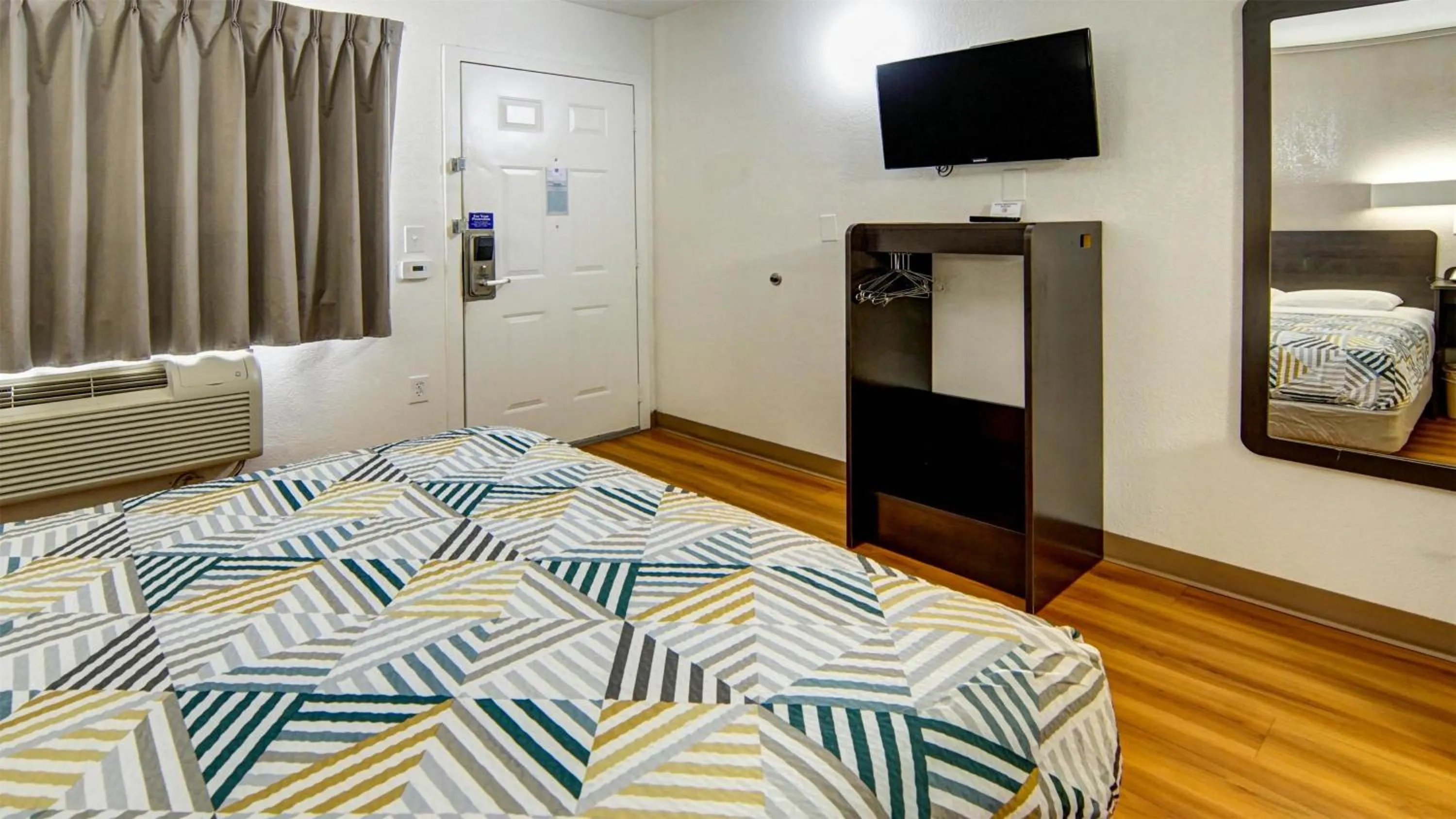 Bedroom, Bed in Motel 6-Longview, TX