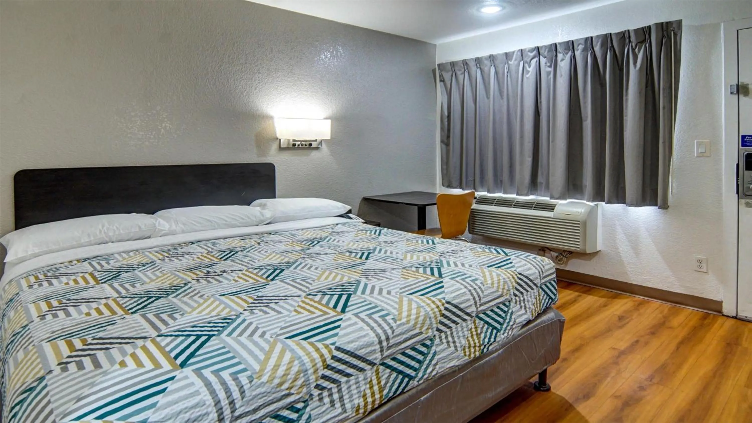 Bedroom, Bed in Motel 6-Longview, TX