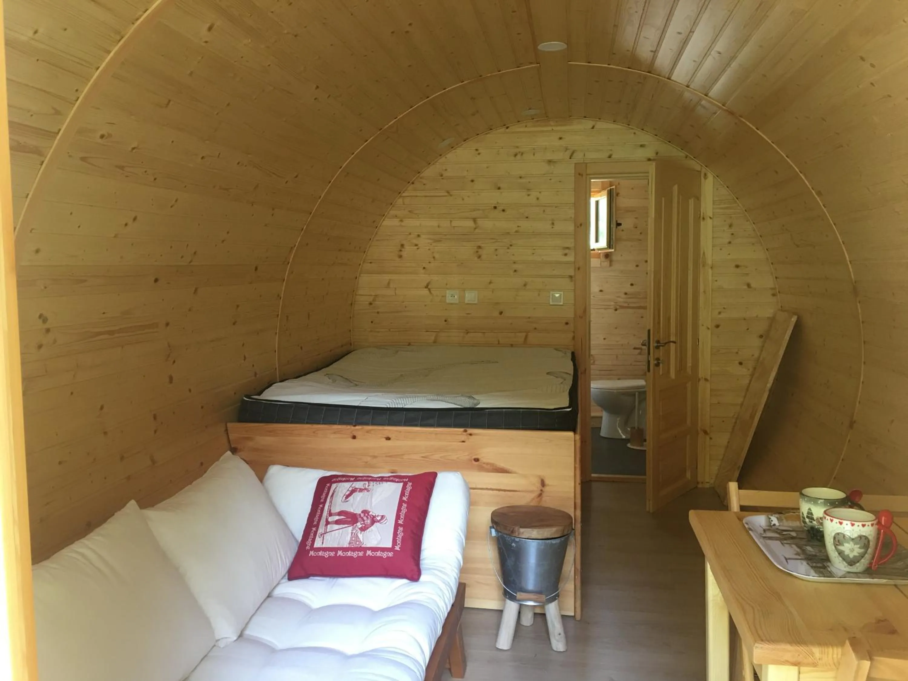 Photo of the whole room in Joly Saint Sauveur