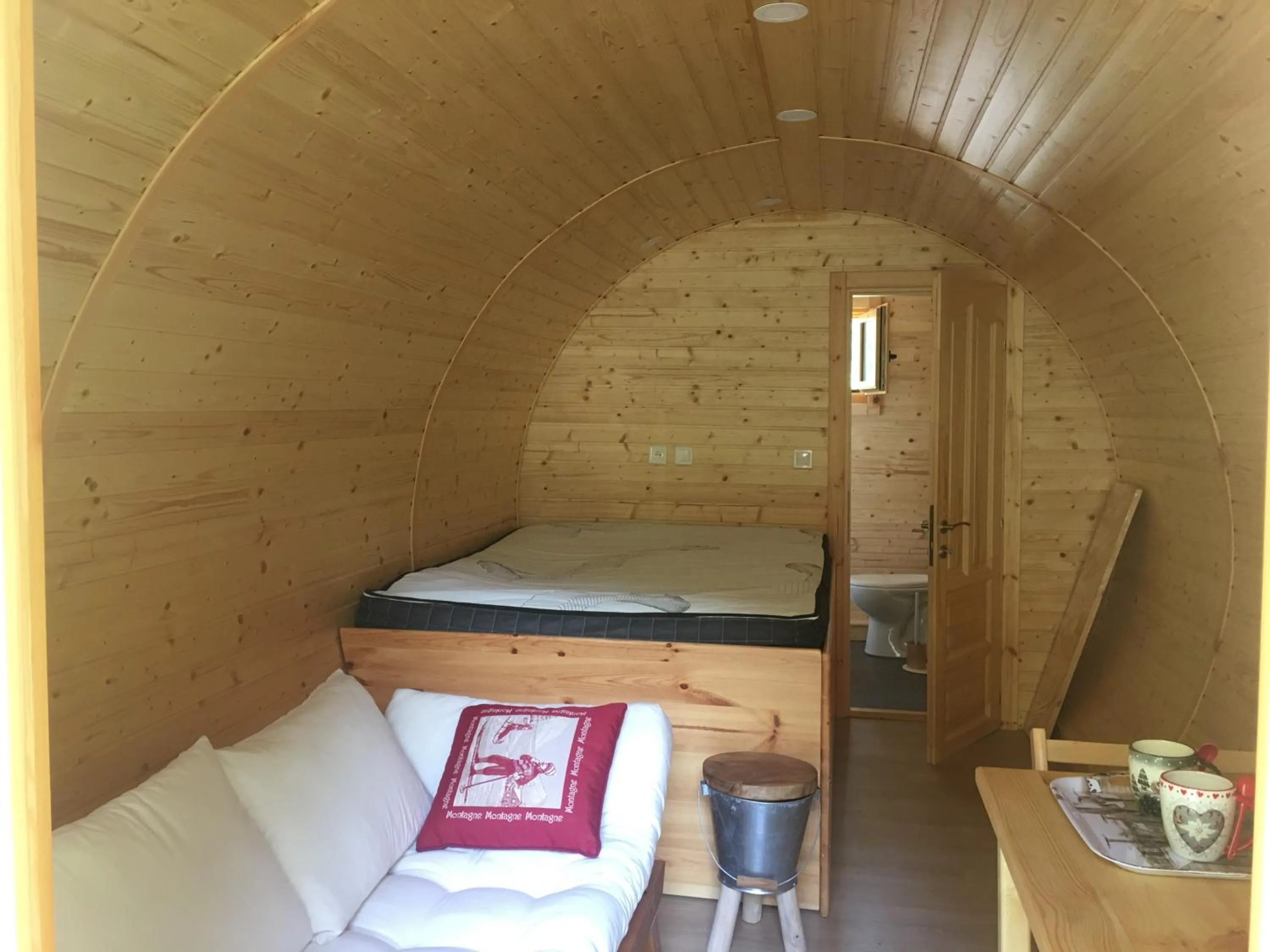 Photo of the whole room in Joly Saint Sauveur