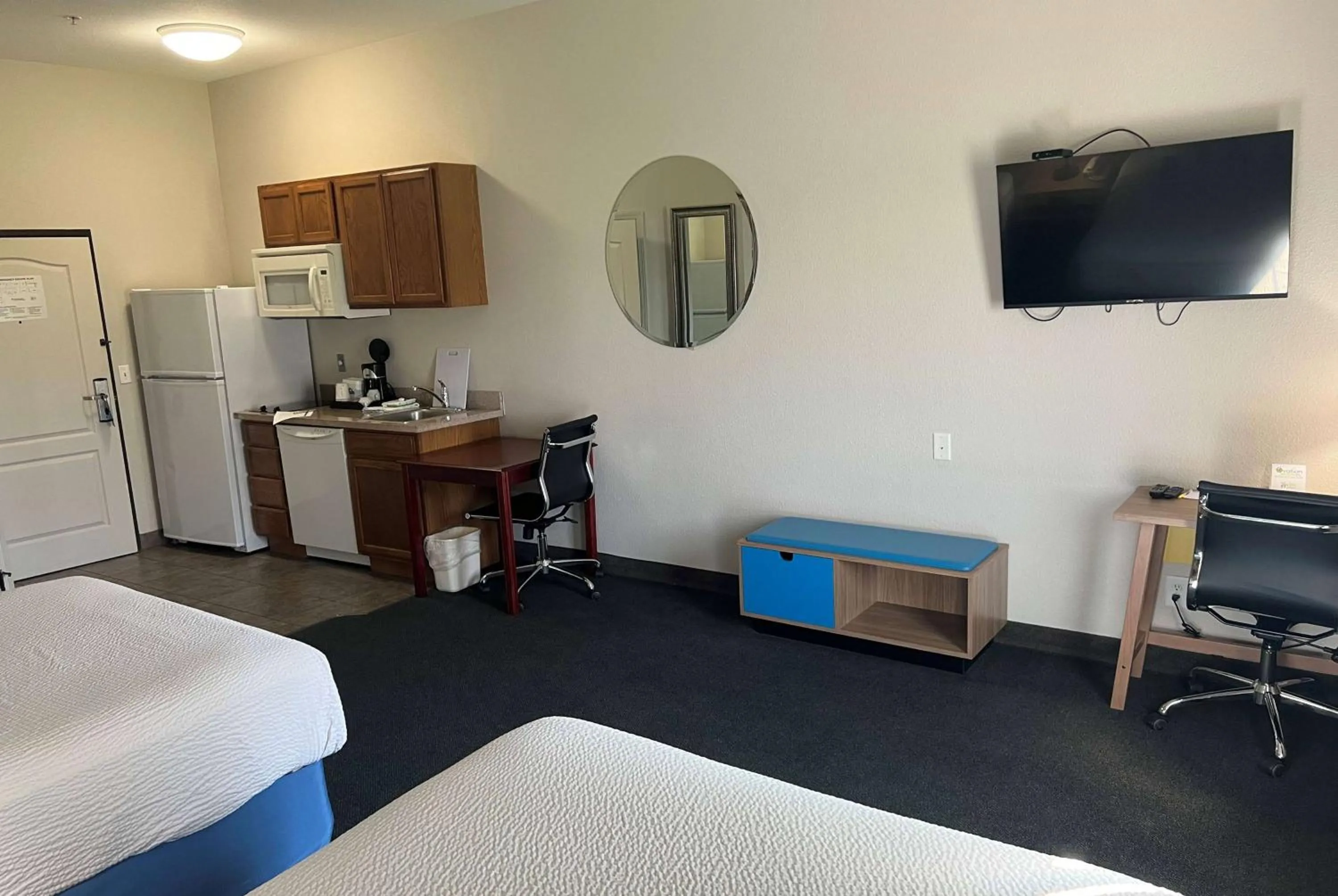 Photo of the whole room, Bed in Days Inn & Suites by Wyndham Columbus NE