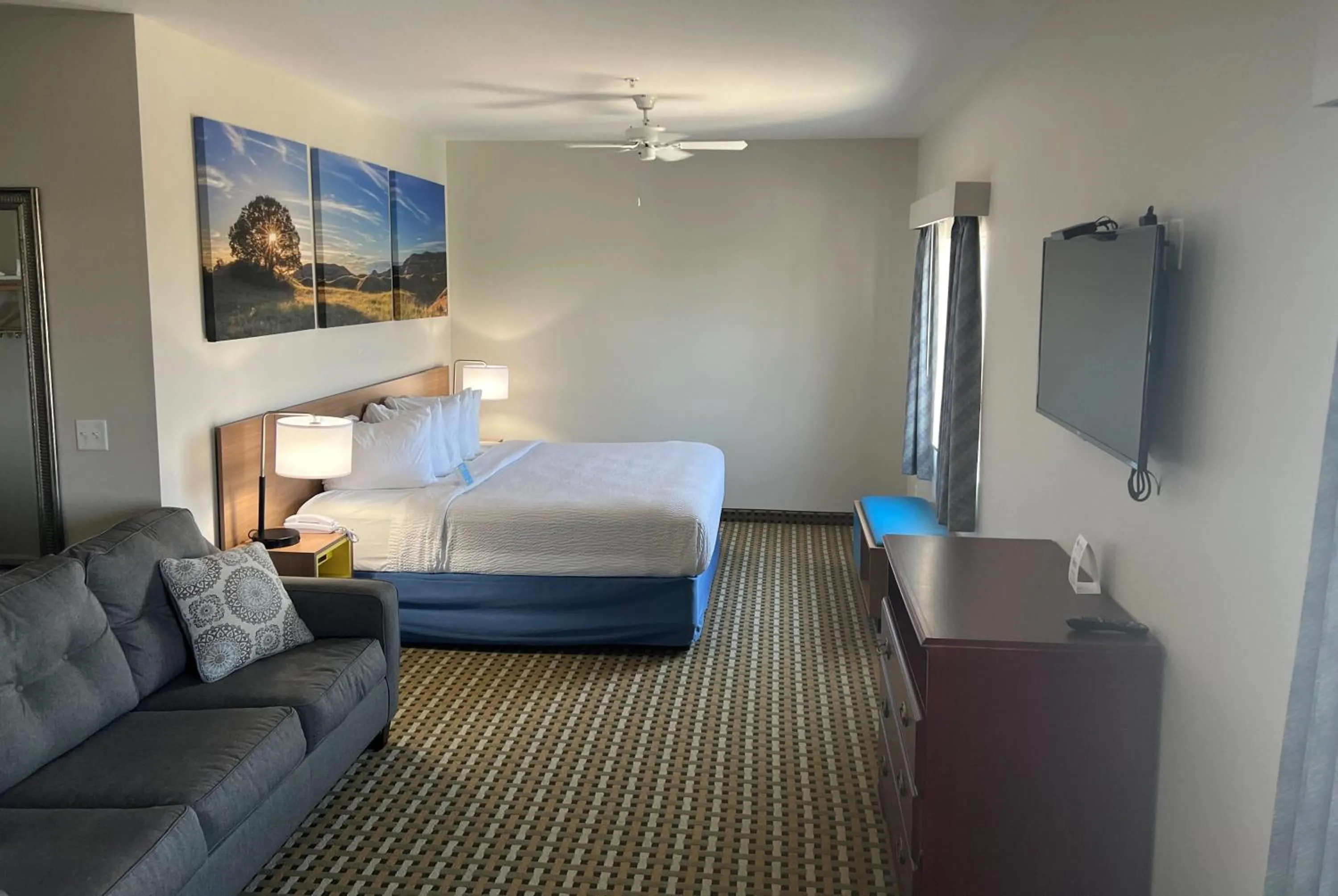 Photo of the whole room, Bed in Days Inn & Suites by Wyndham Columbus NE