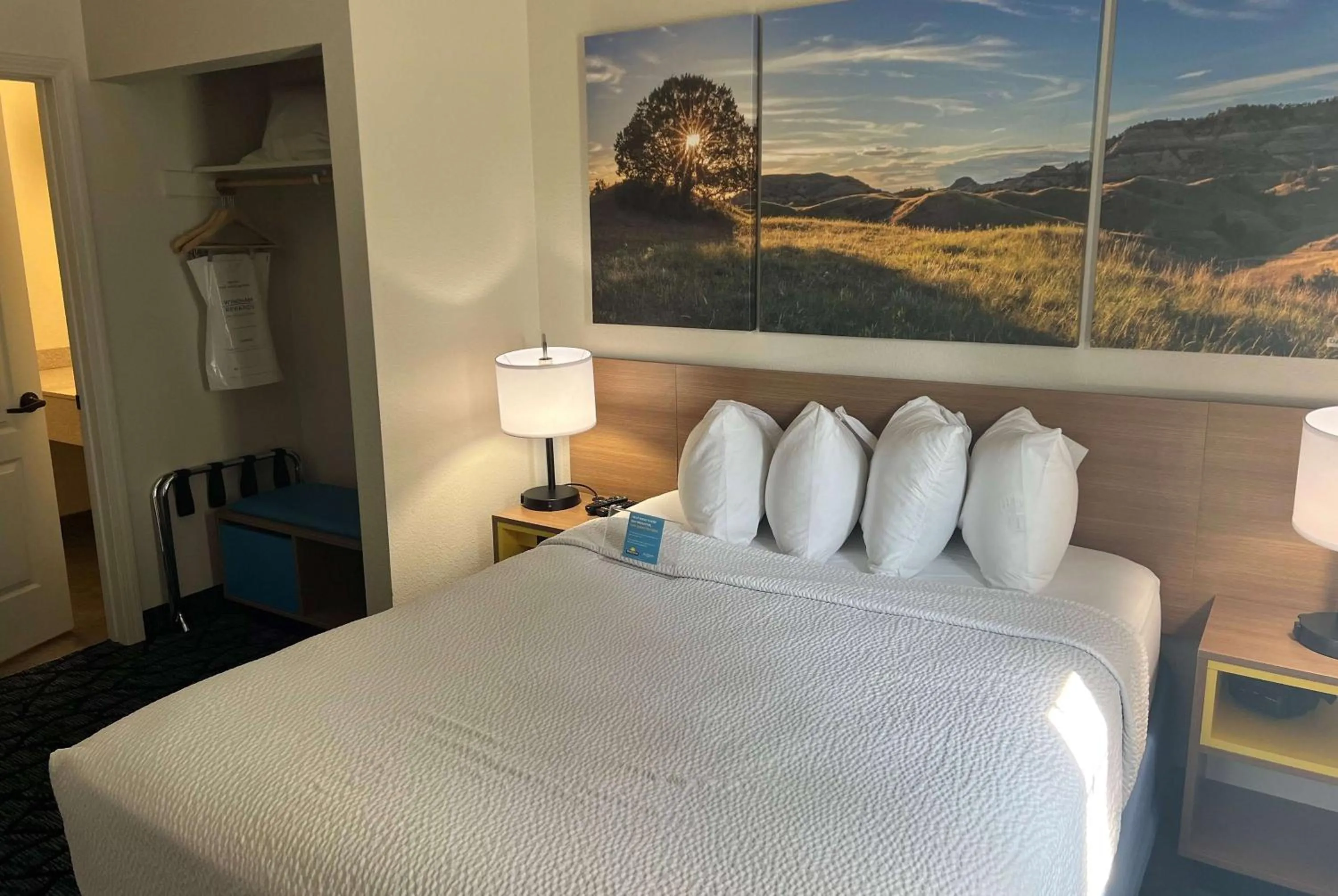 Photo of the whole room, Bed in Days Inn & Suites by Wyndham Columbus NE