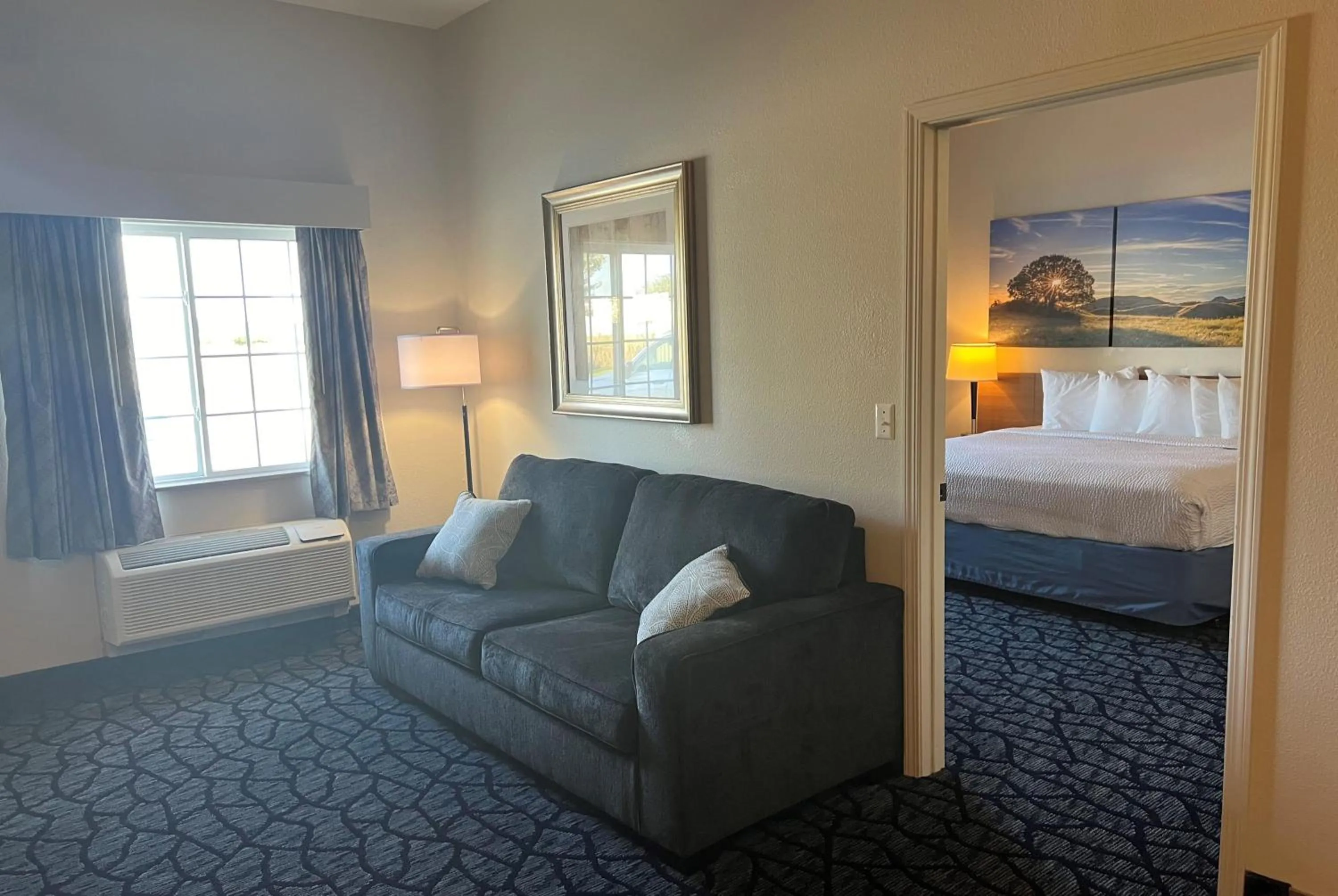 Photo of the whole room, Bed in Days Inn & Suites by Wyndham Columbus NE