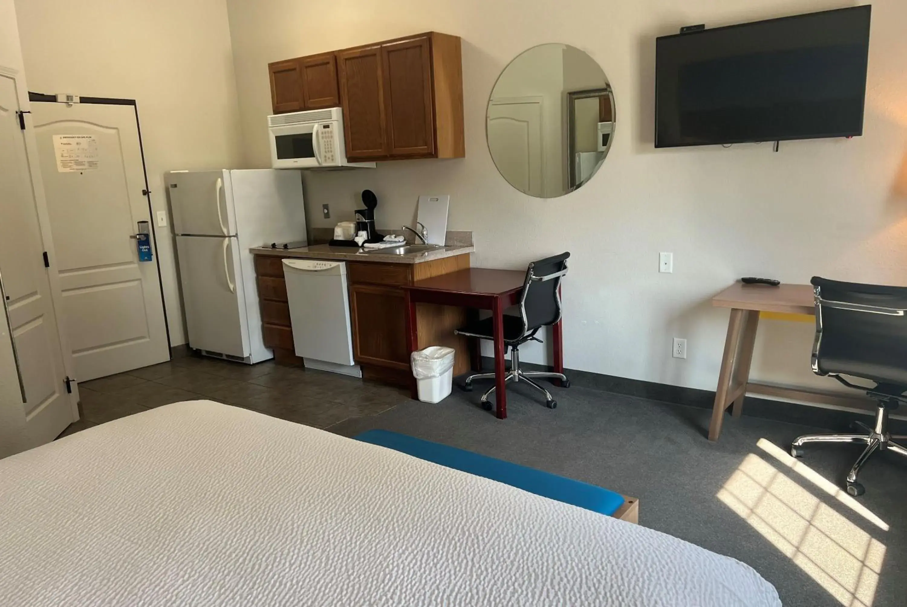 Photo of the whole room, Bed in Days Inn & Suites by Wyndham Columbus NE Photo of the whole room, Bed in Days Inn & Suites by Wyndham Columbus NE