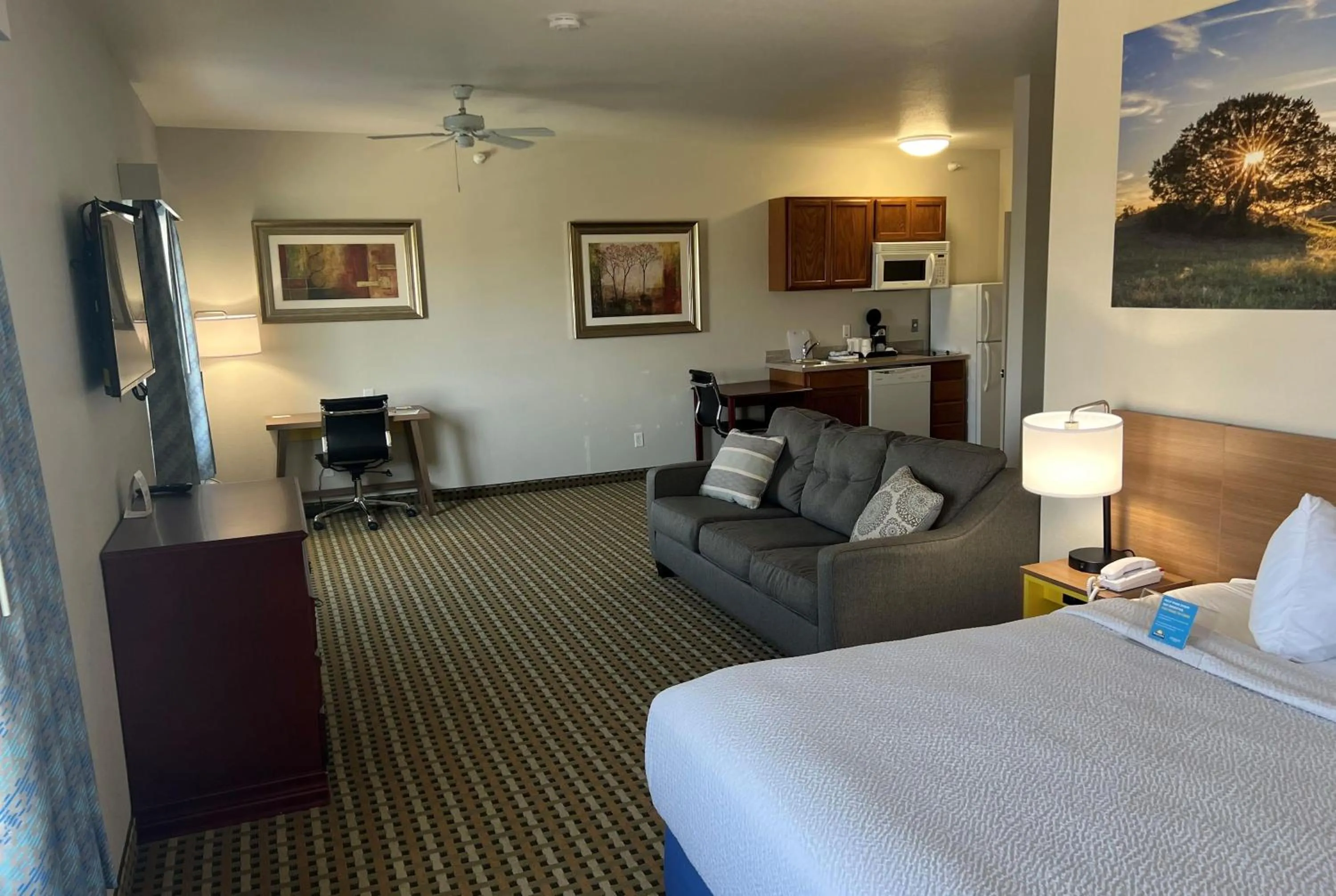 Photo of the whole room, Bed in Days Inn & Suites by Wyndham Columbus NE