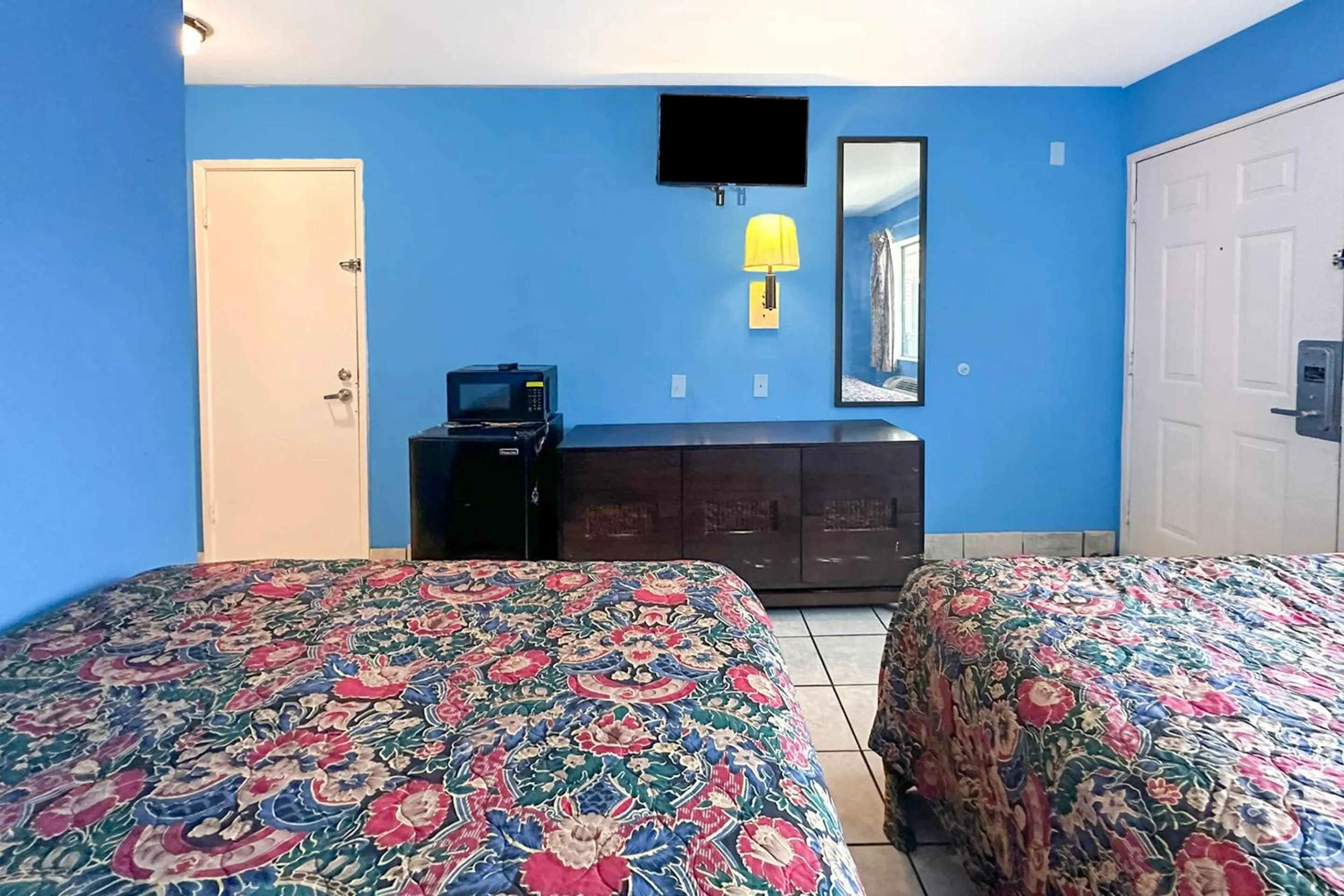 Bedroom, Bed in Luxury Inn By OYO Albany