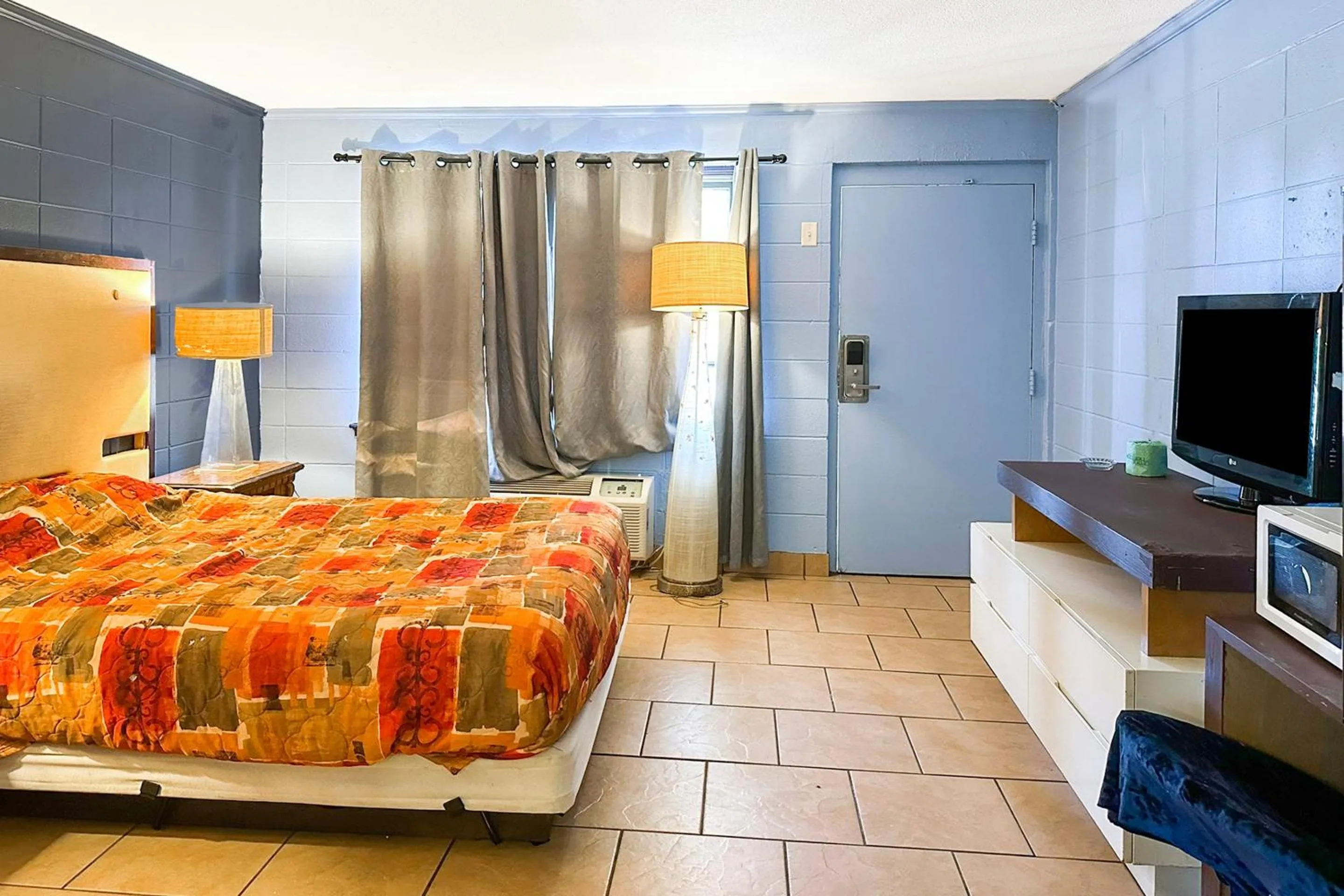 Bedroom, Bed in Luxury Inn By OYO Albany