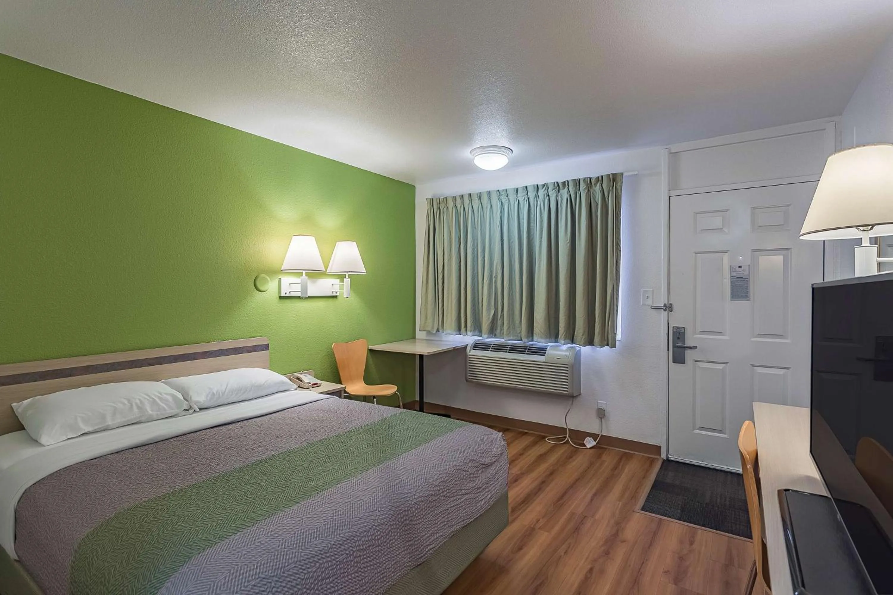 Photo of the whole room, Bed in Motel 6-Billings, MT - South