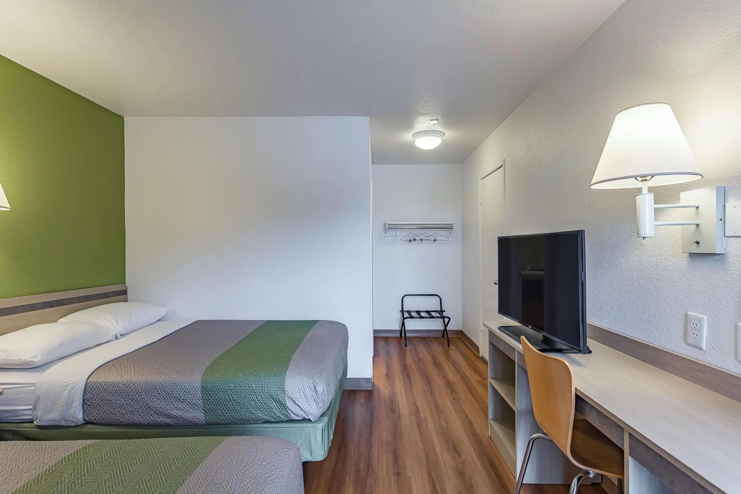 Photo of the whole room, Bed in Motel 6-Billings, MT - South