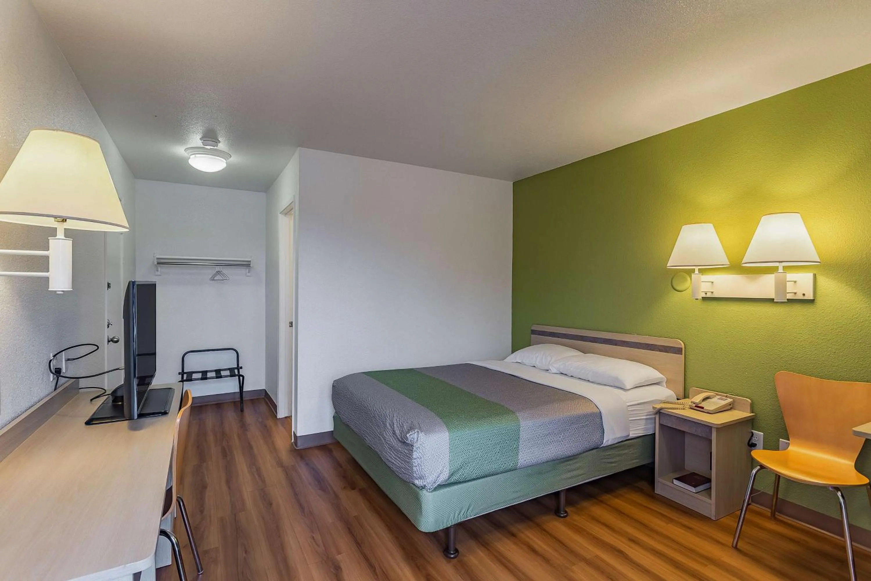 Photo of the whole room, Bed in Motel 6-Billings, MT - South