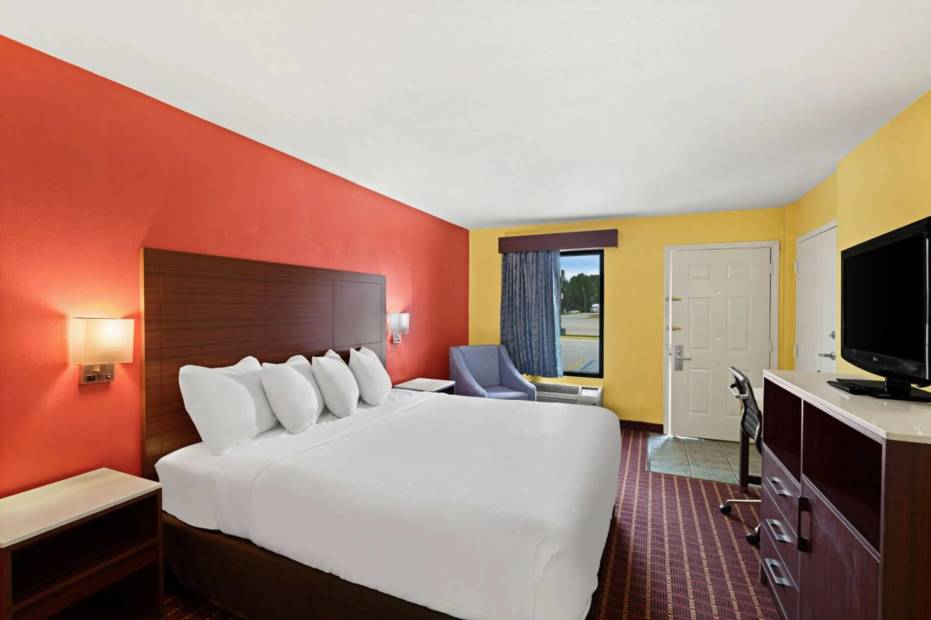 Bedroom, Bed in SureStay by Best Western Gulfport