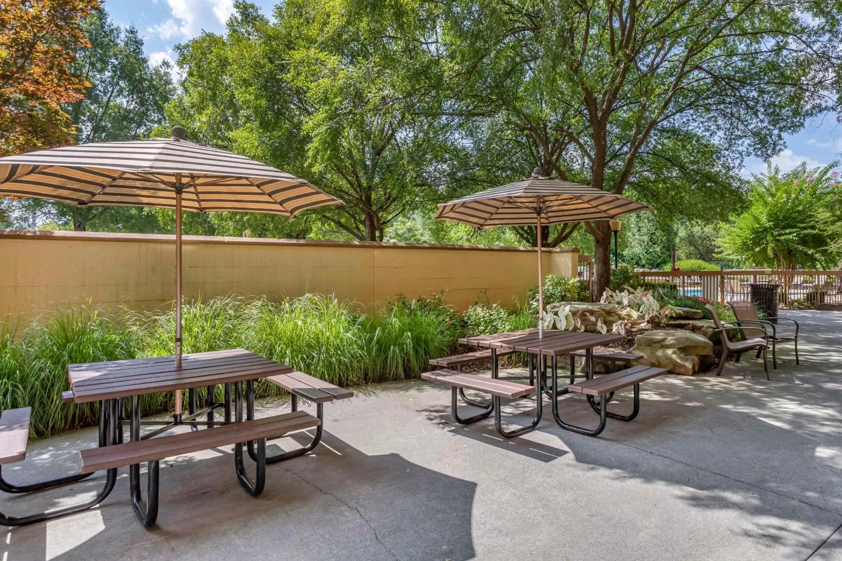 Swimming pool in Quality Inn Near the Island Pigeon Forge Swimming pool in Quality Inn Near the Island Pigeon Forge