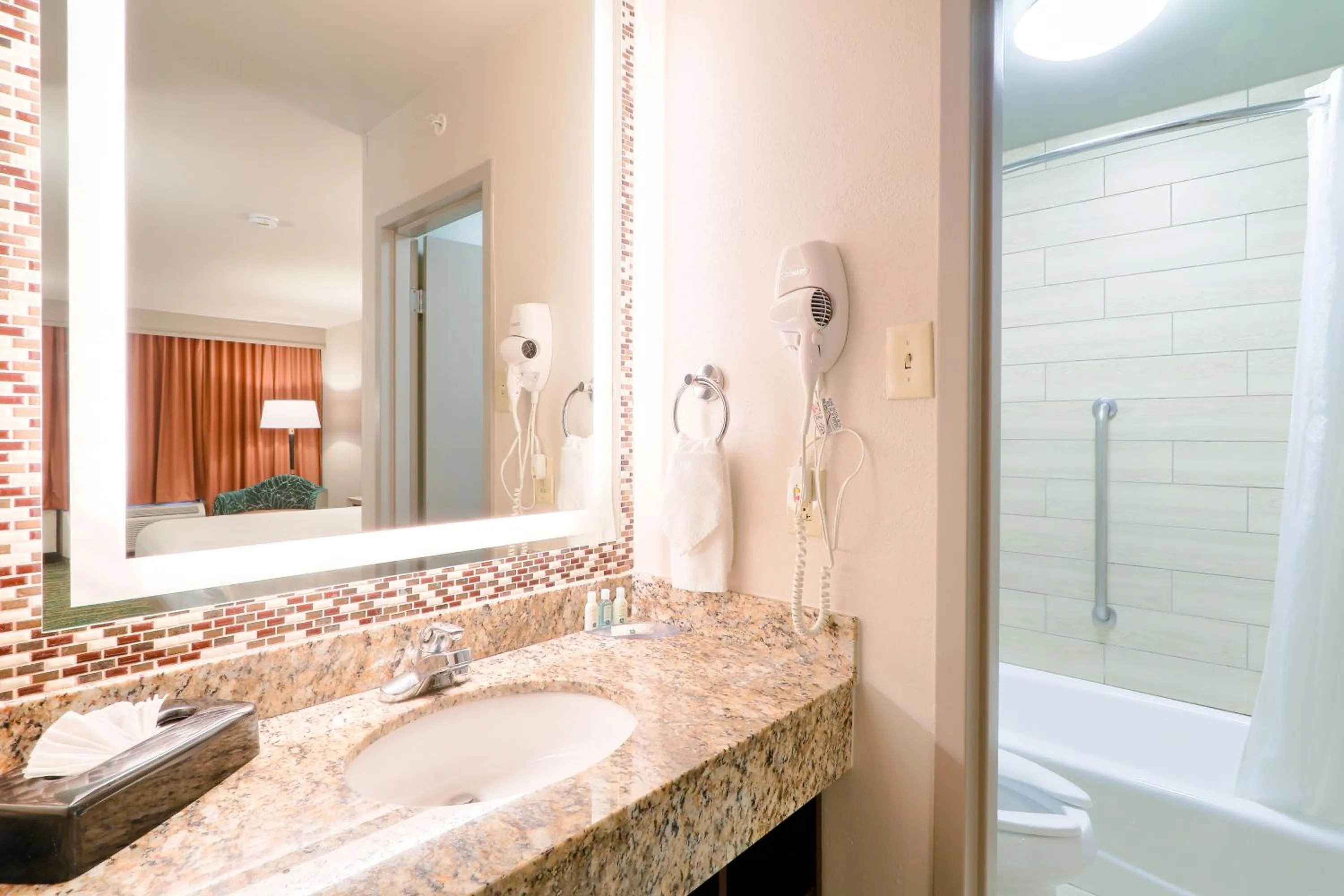 Shower in Quality Inn Near the Island Pigeon Forge