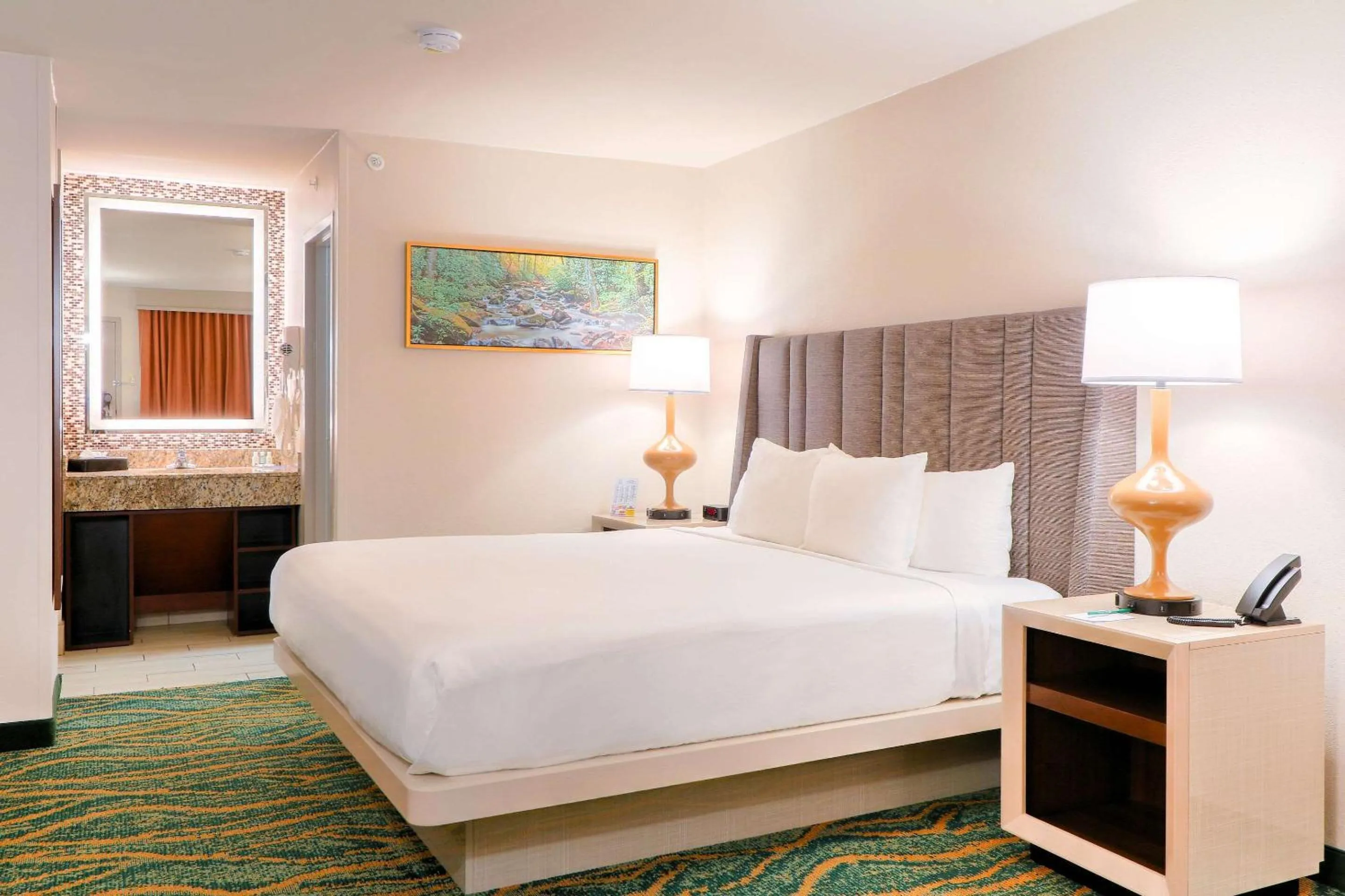 Bedroom, Bed in Quality Inn Near the Island Pigeon Forge