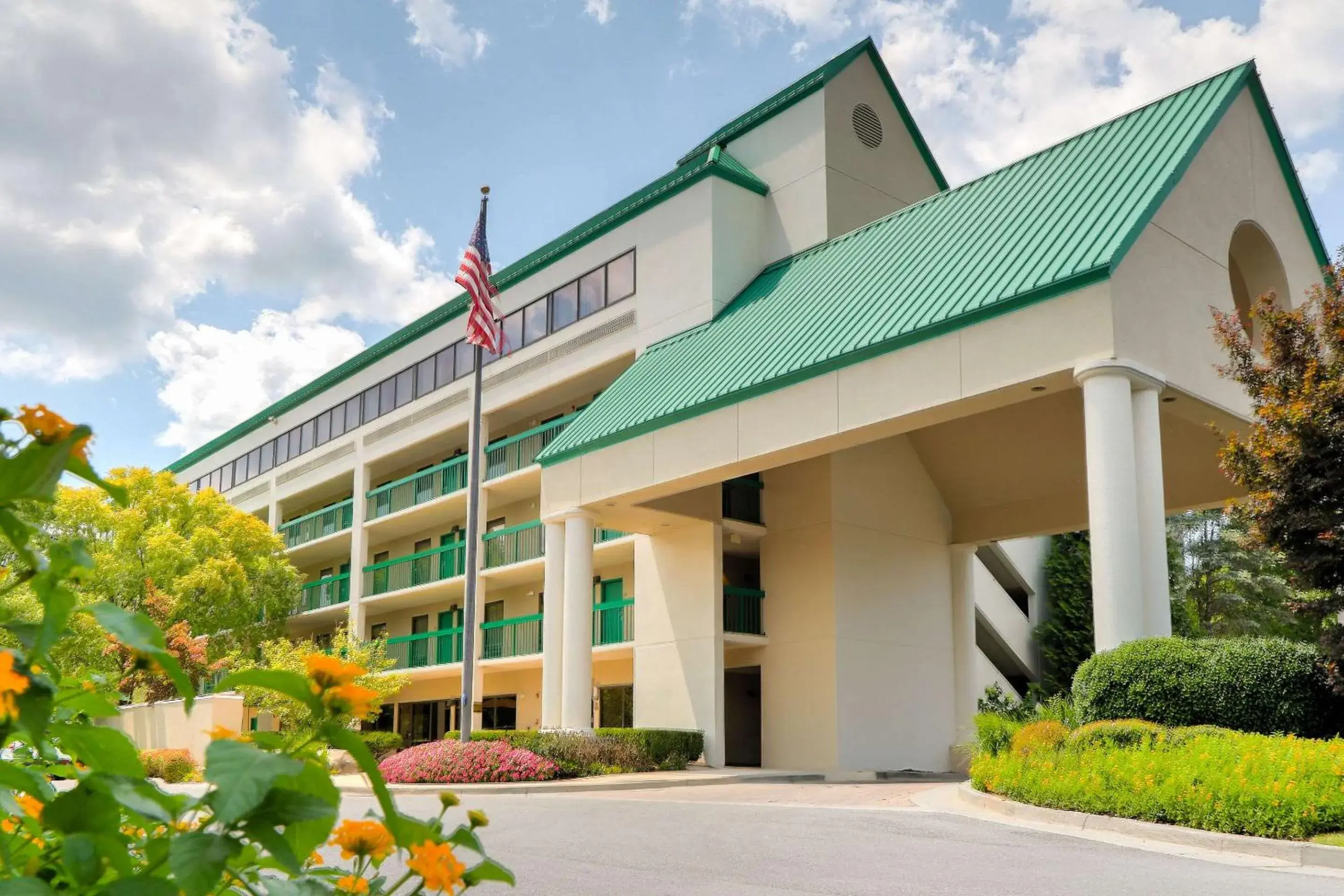 Property building in Quality Inn Near the Island Pigeon Forge Property building in Quality Inn Near the Island Pigeon Forge