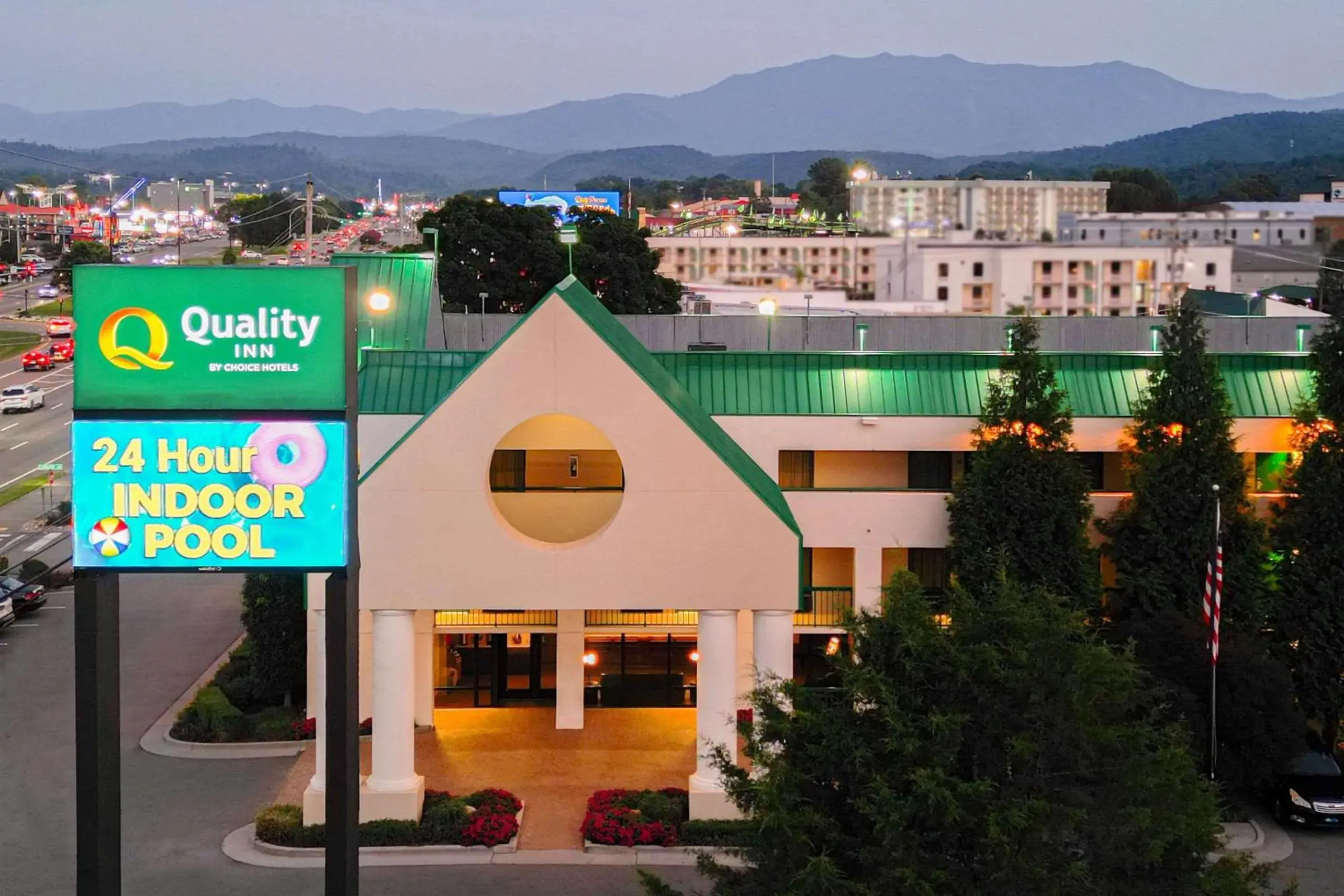 Property building in Quality Inn Near the Island Pigeon Forge Property building in Quality Inn Near the Island Pigeon Forge