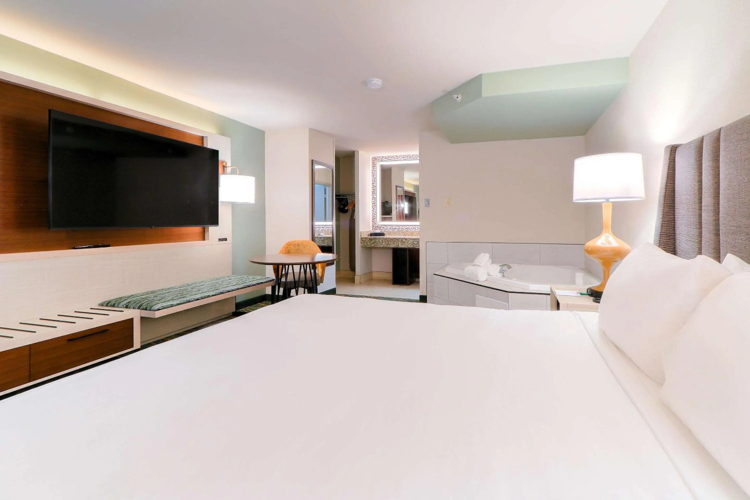 Bedroom, Bed in Quality Inn Near the Island Pigeon Forge