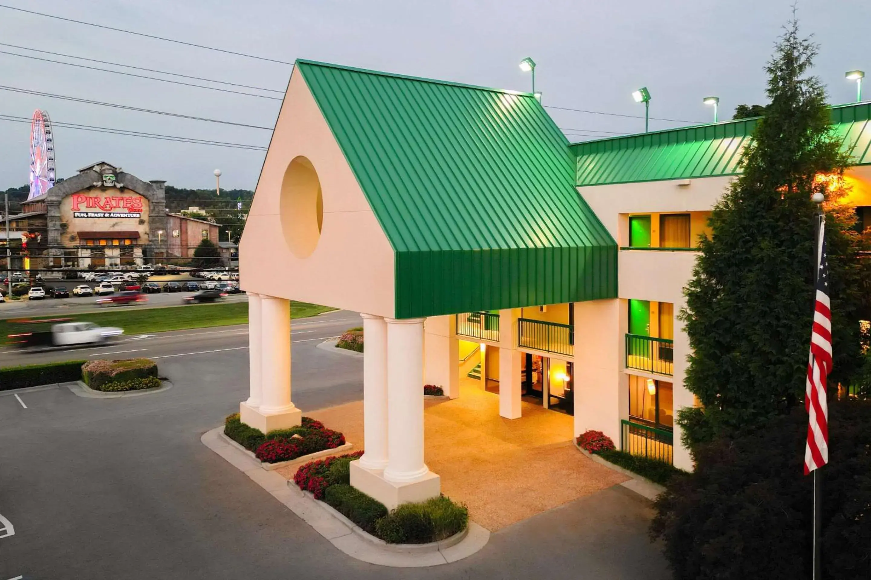 Property building in Quality Inn Near the Island Pigeon Forge Property building in Quality Inn Near the Island Pigeon Forge