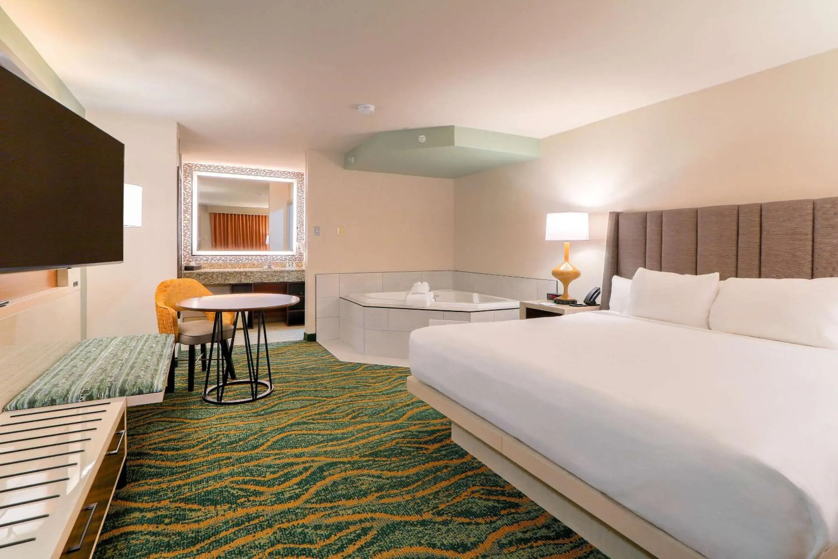 King Suite with Whirlpool - Non-Smoking in Quality Inn Near the Island Pigeon Forge King Suite with Whirlpool - Non-Smoking in Quality Inn Near the Island Pigeon Forge