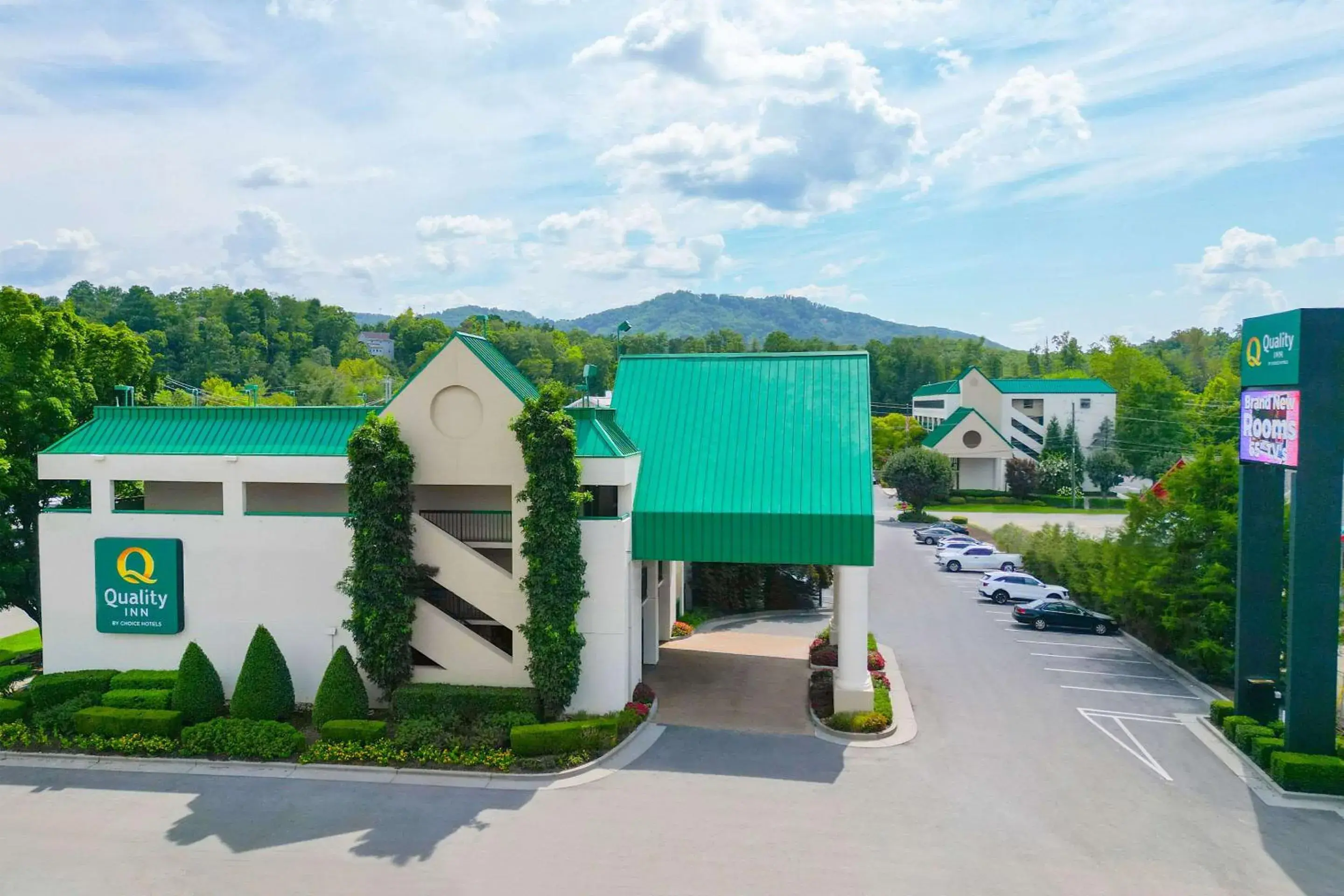 Property building in Quality Inn Near the Island Pigeon Forge Property building in Quality Inn Near the Island Pigeon Forge
